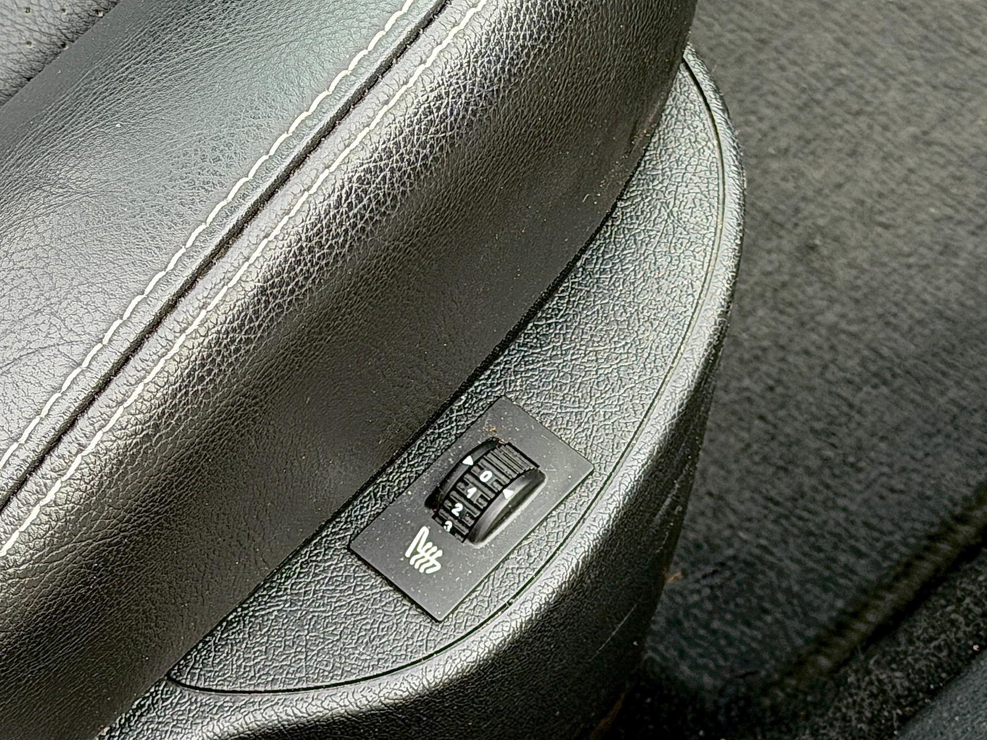 PEUGEOT 207 CC 1.6 16V Swiss Edition-image-12