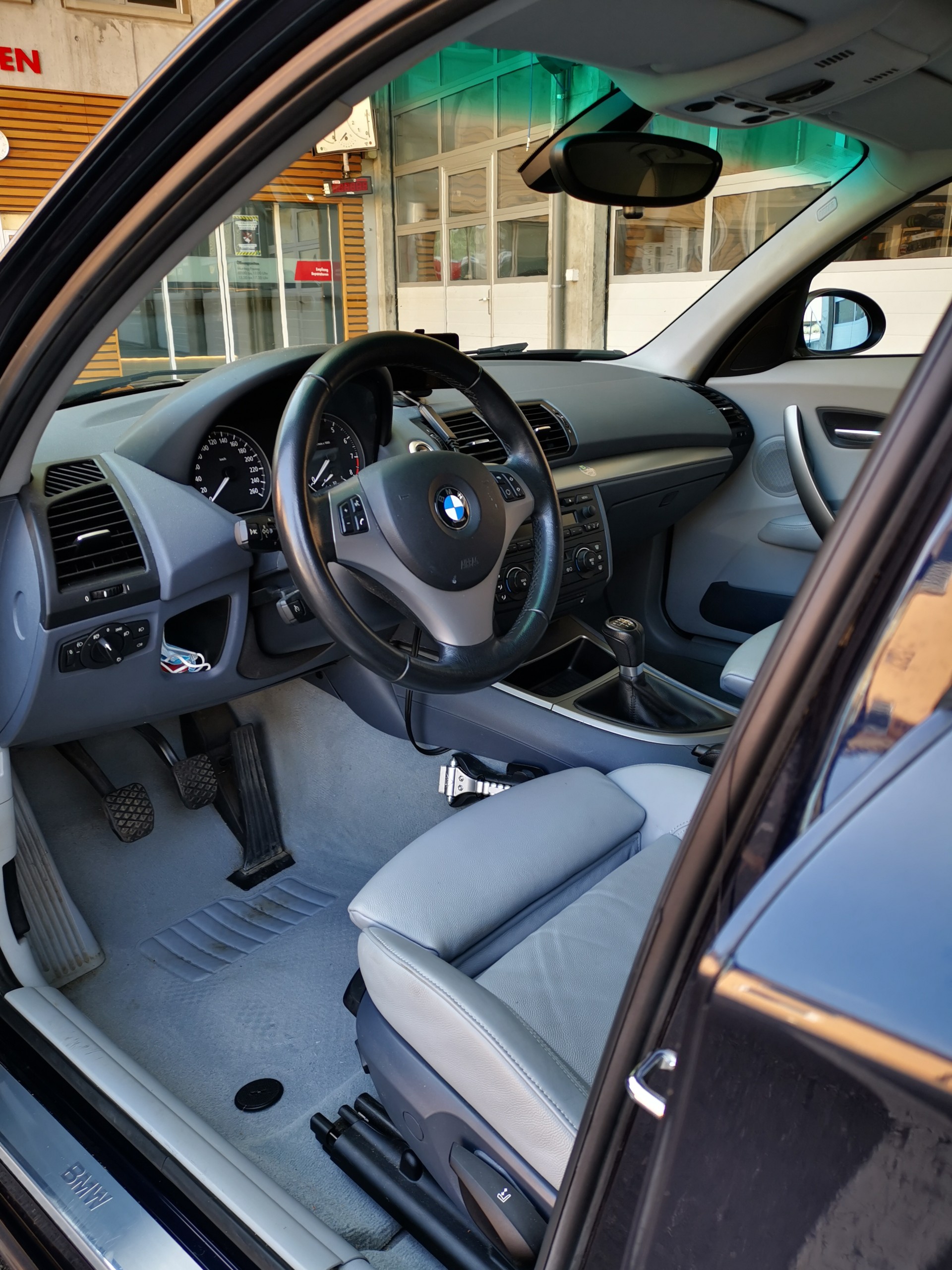 BMW 130i-image-3