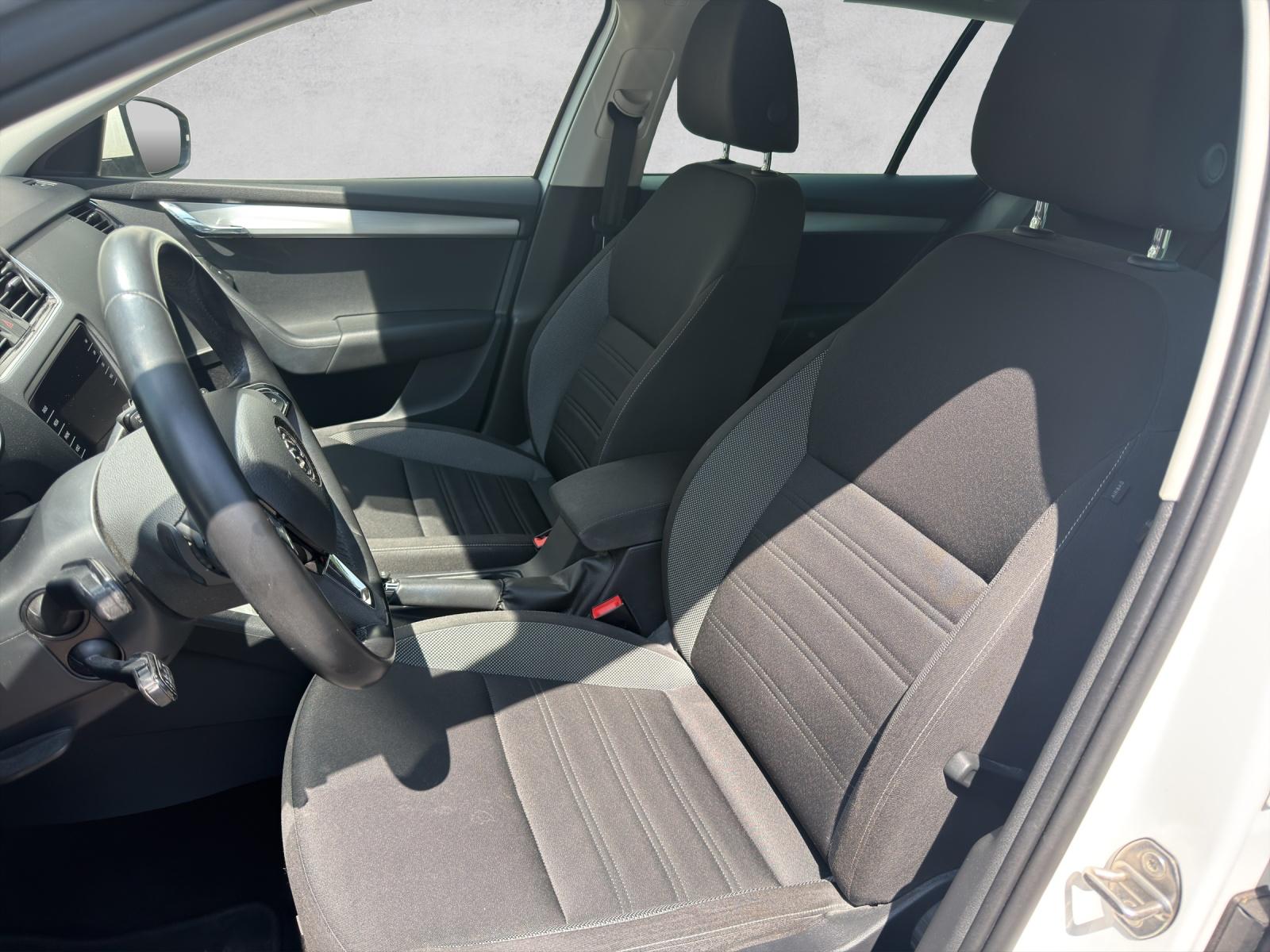 SKODA Octavia Combi 2.0 TDI Ambition DSG-image-3