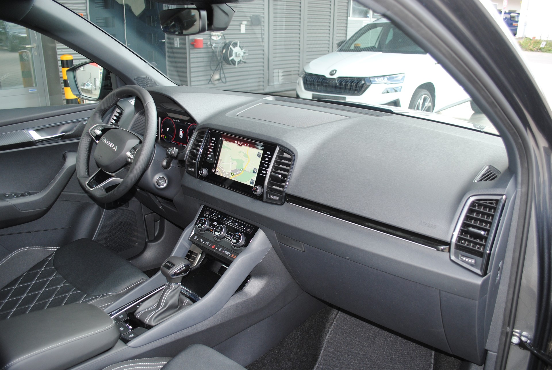 SKODA Karoq 1.5 TSI SportLine DSG-image-13