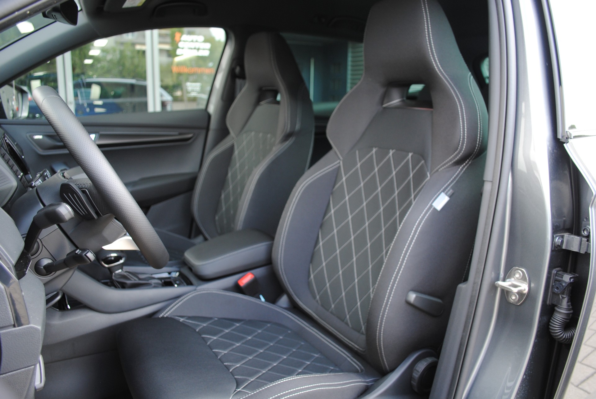 SKODA Karoq 1.5 TSI SportLine DSG-image-10