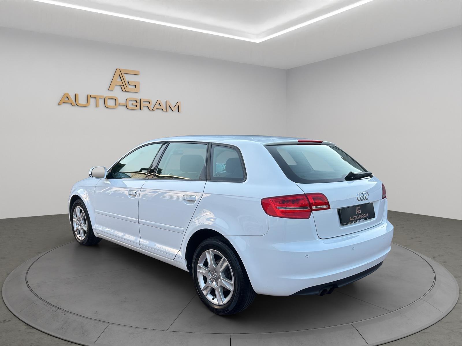AUDI A3 Sportback 1.4 TFSI Attraction-image-2