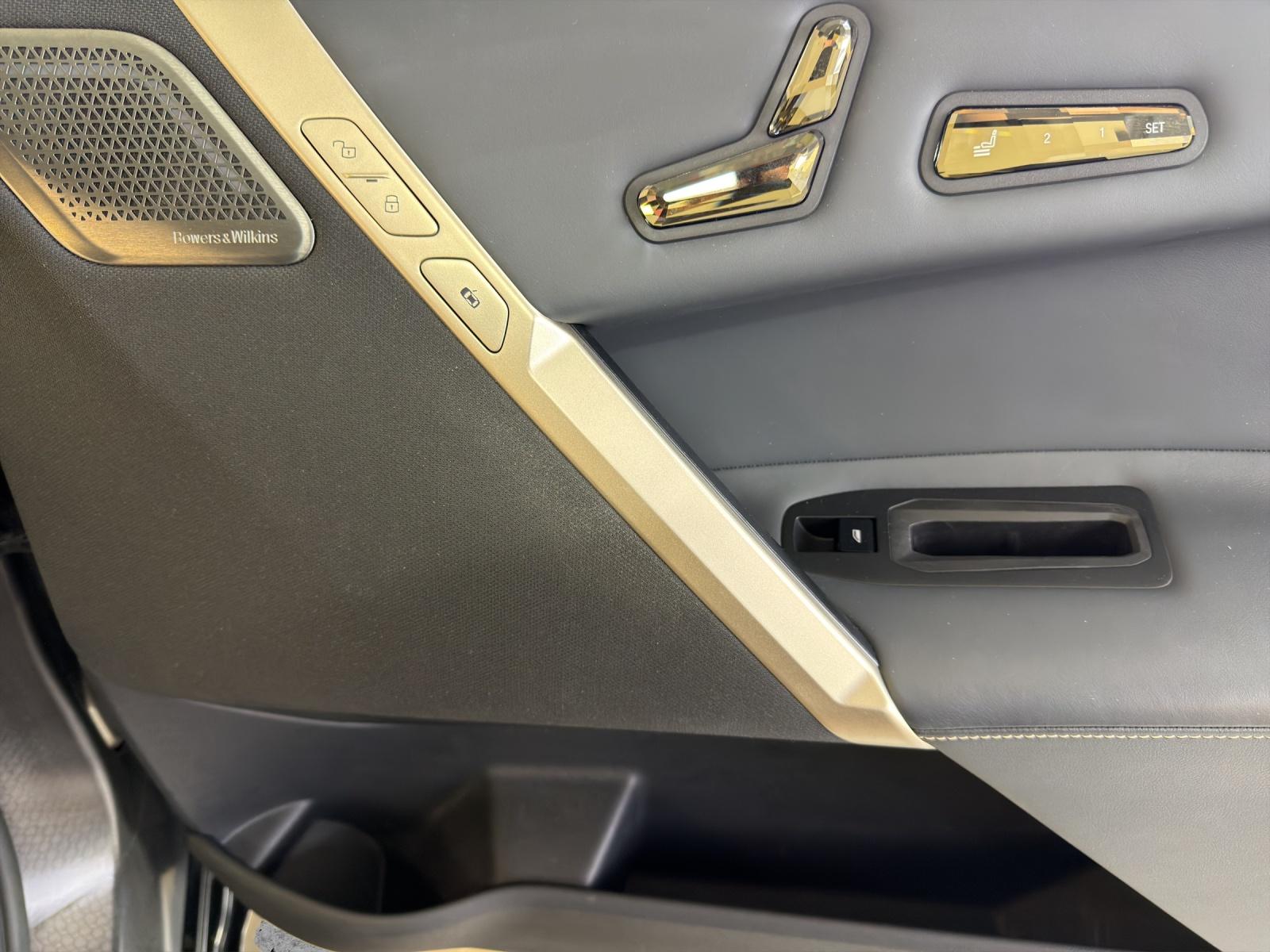 BMW iX M60-image-15