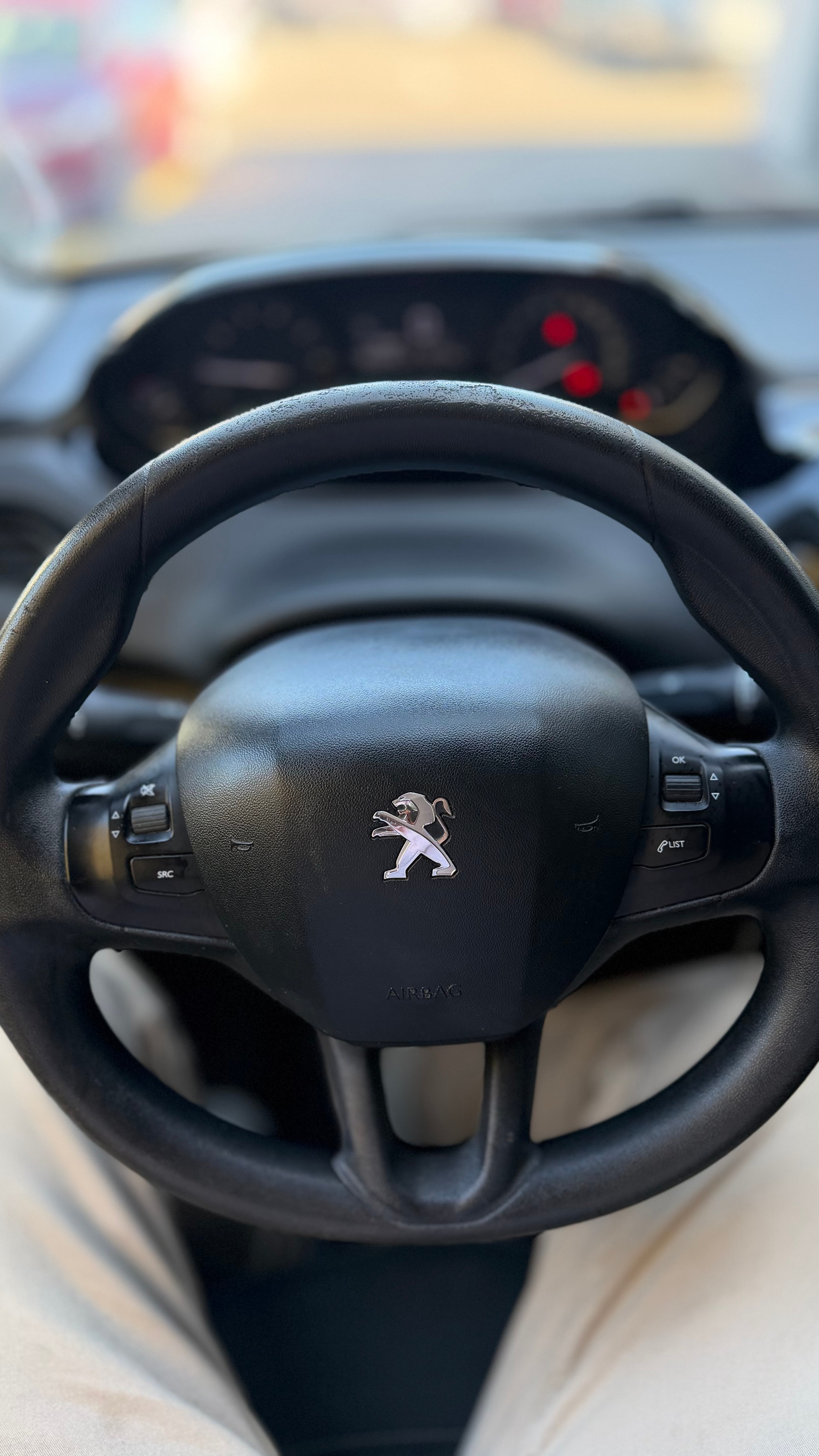 PEUGEOT 208 1.2 PureTech Style-image-10
