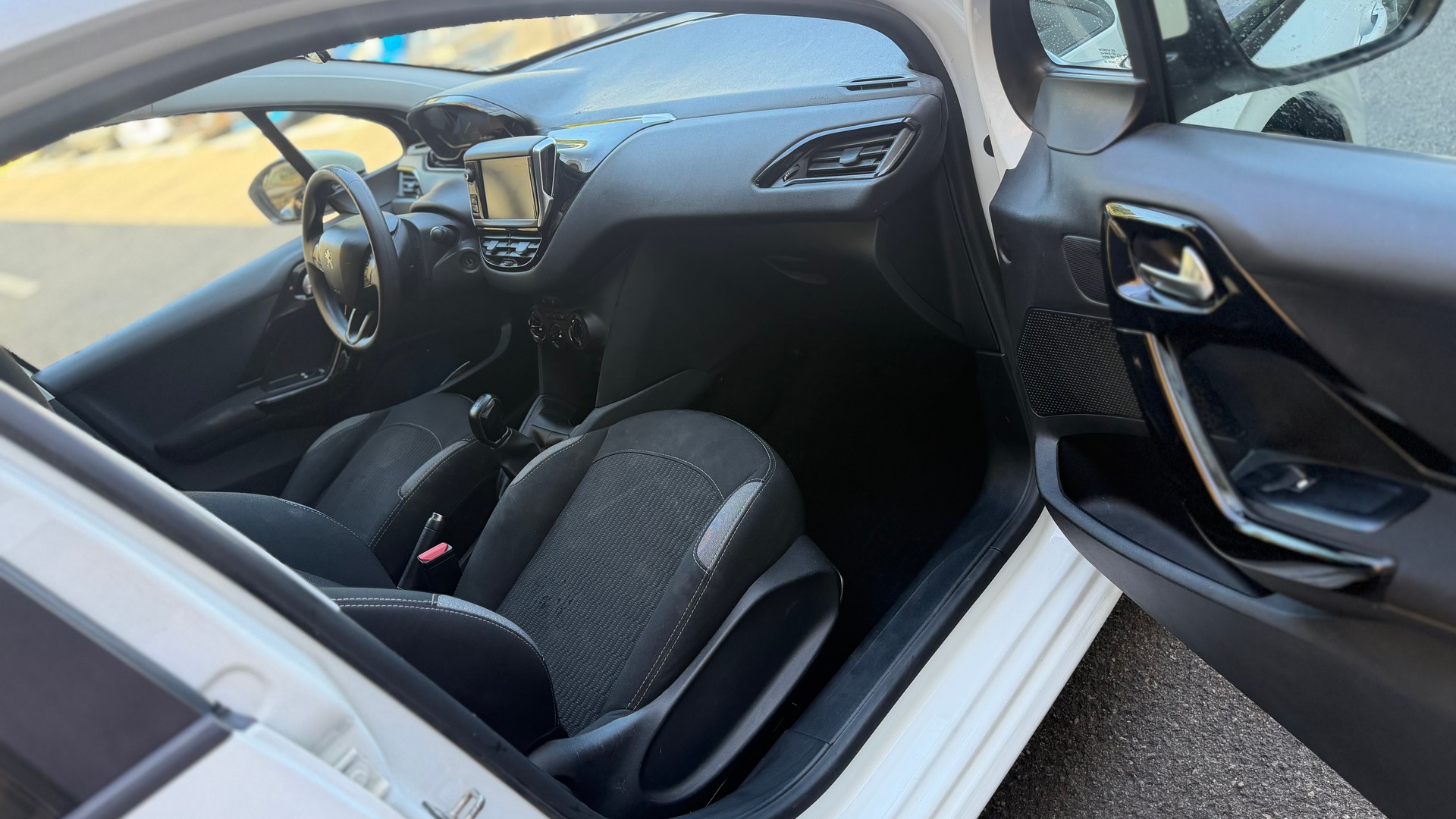 PEUGEOT 208 1.2 PureTech Style-image-6
