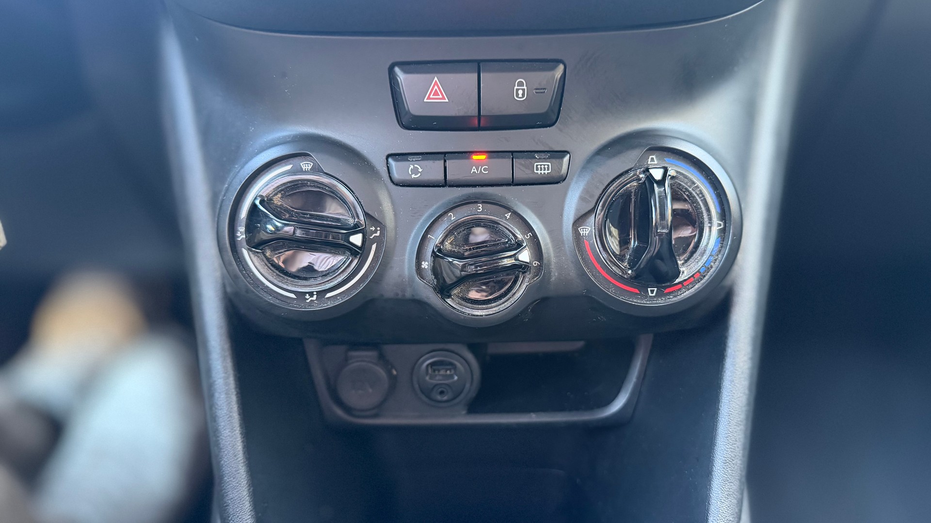 PEUGEOT 208 1.2 PureTech Style-image-13