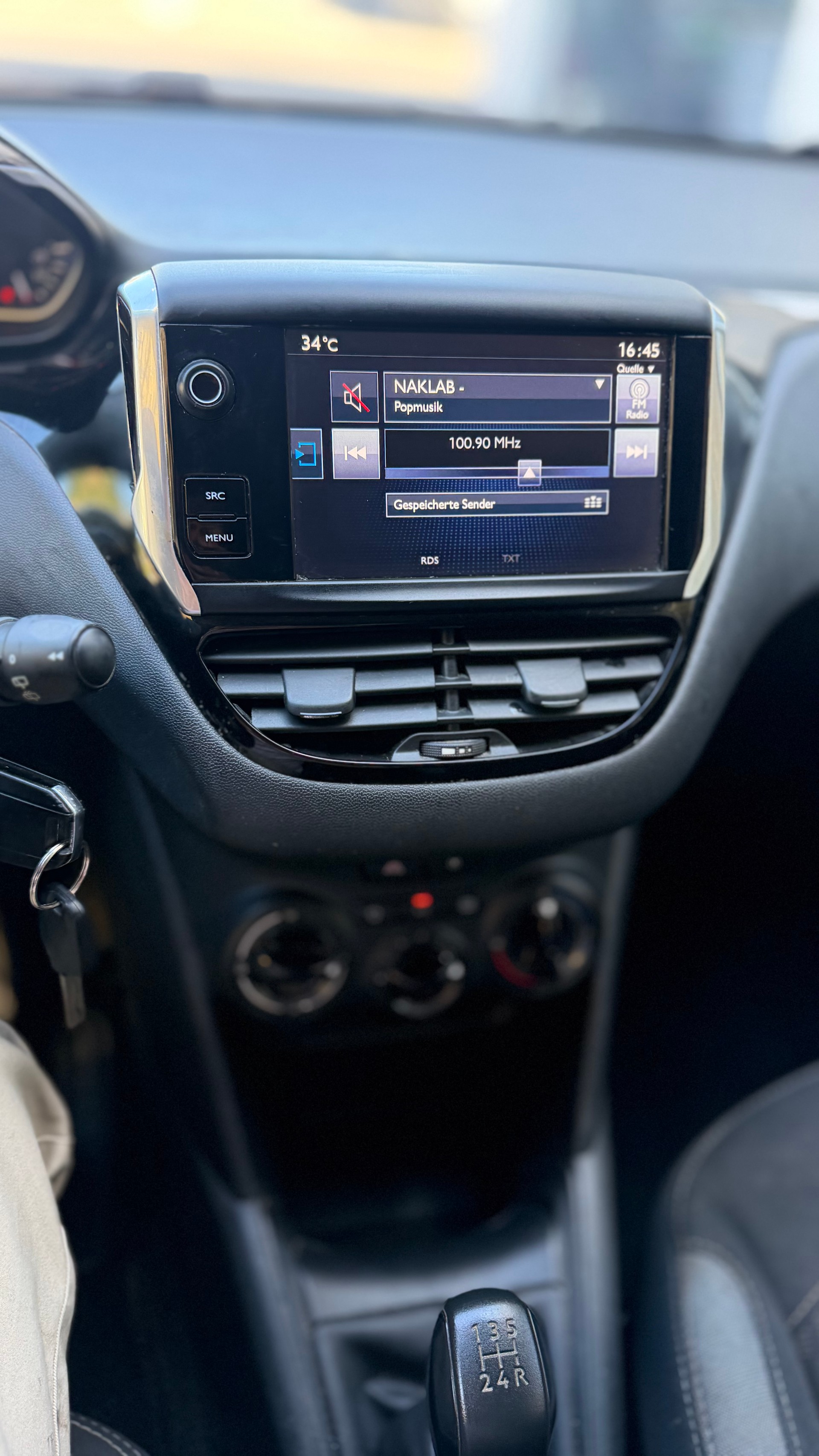 PEUGEOT 208 1.2 PureTech Style-image-12