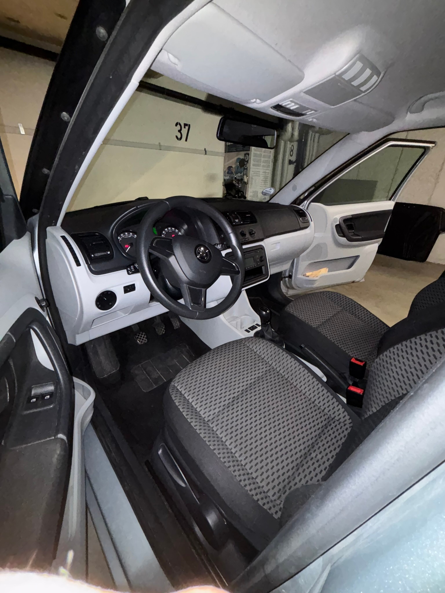 SKODA Combi 1.6 TDI Ambition Plus - Niedrige KM !-image-2