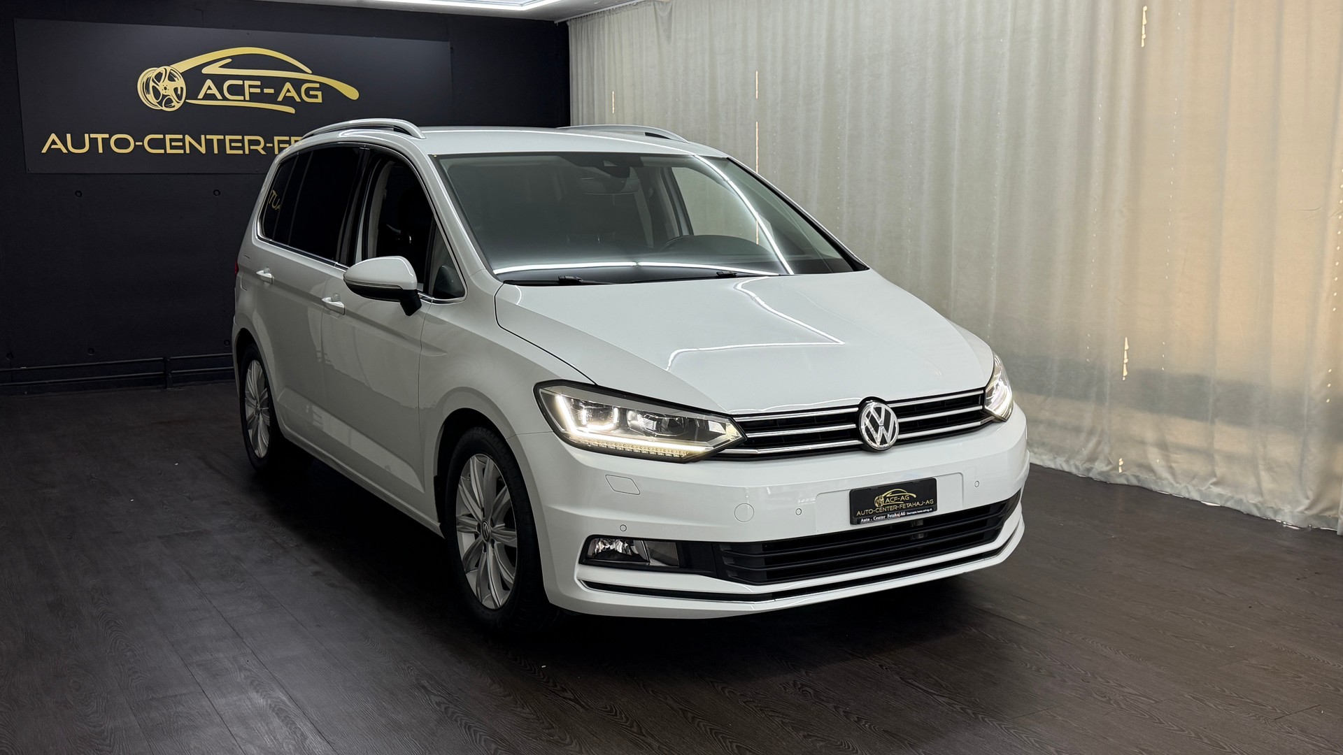 VW Touran 1.4 TSI BlueMotion Technology Highline-showroom-element-2