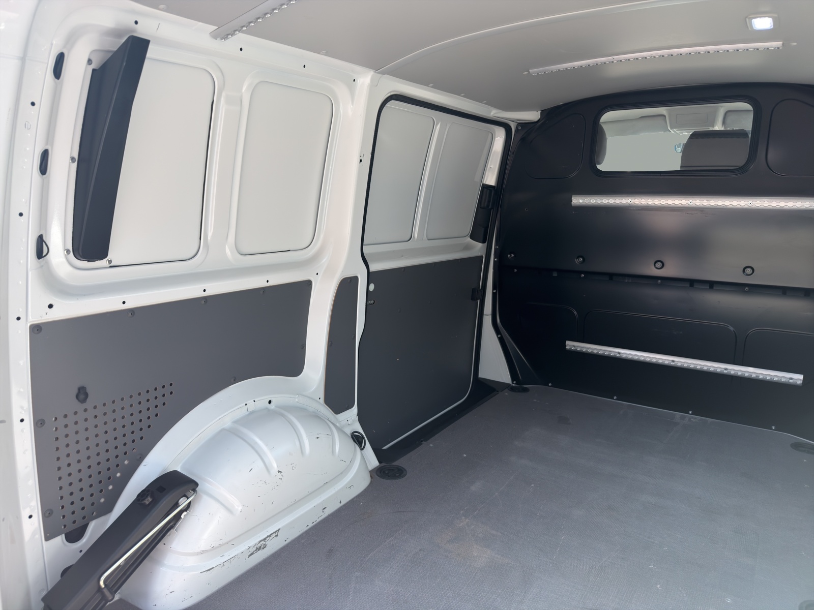 VW T6.1 2.0 TDI DSG-image-14