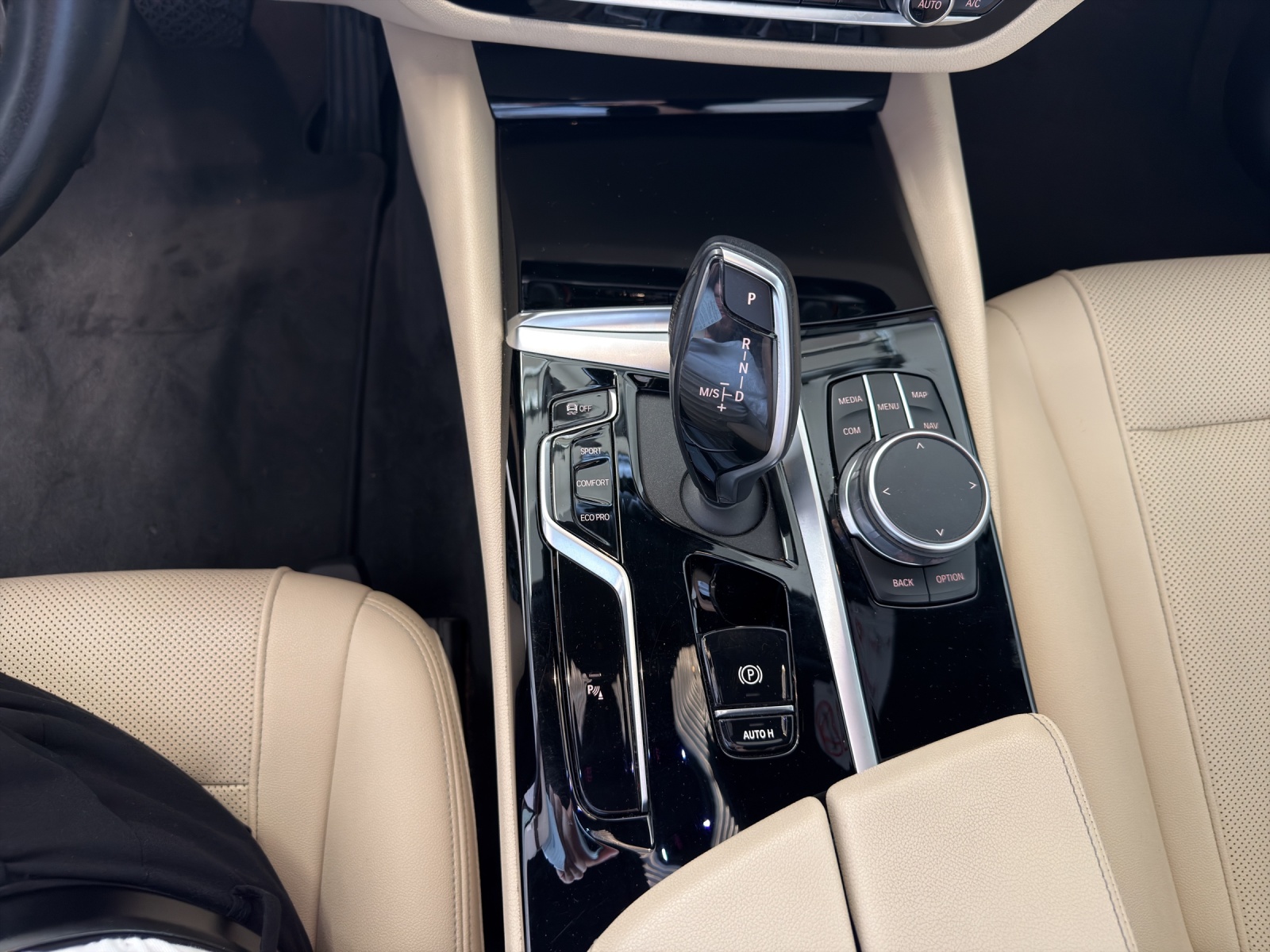 BMW 520d xDrive 48V Touring Steptronic-image-16