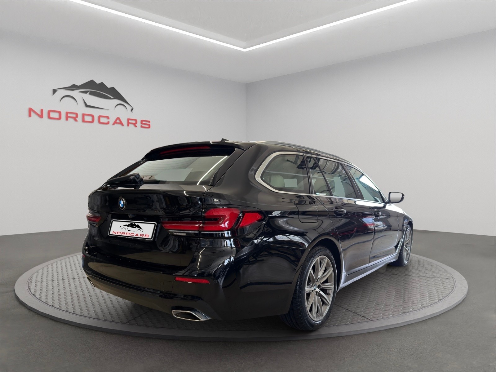 BMW 520d xDrive 48V Touring Steptronic-image-4
