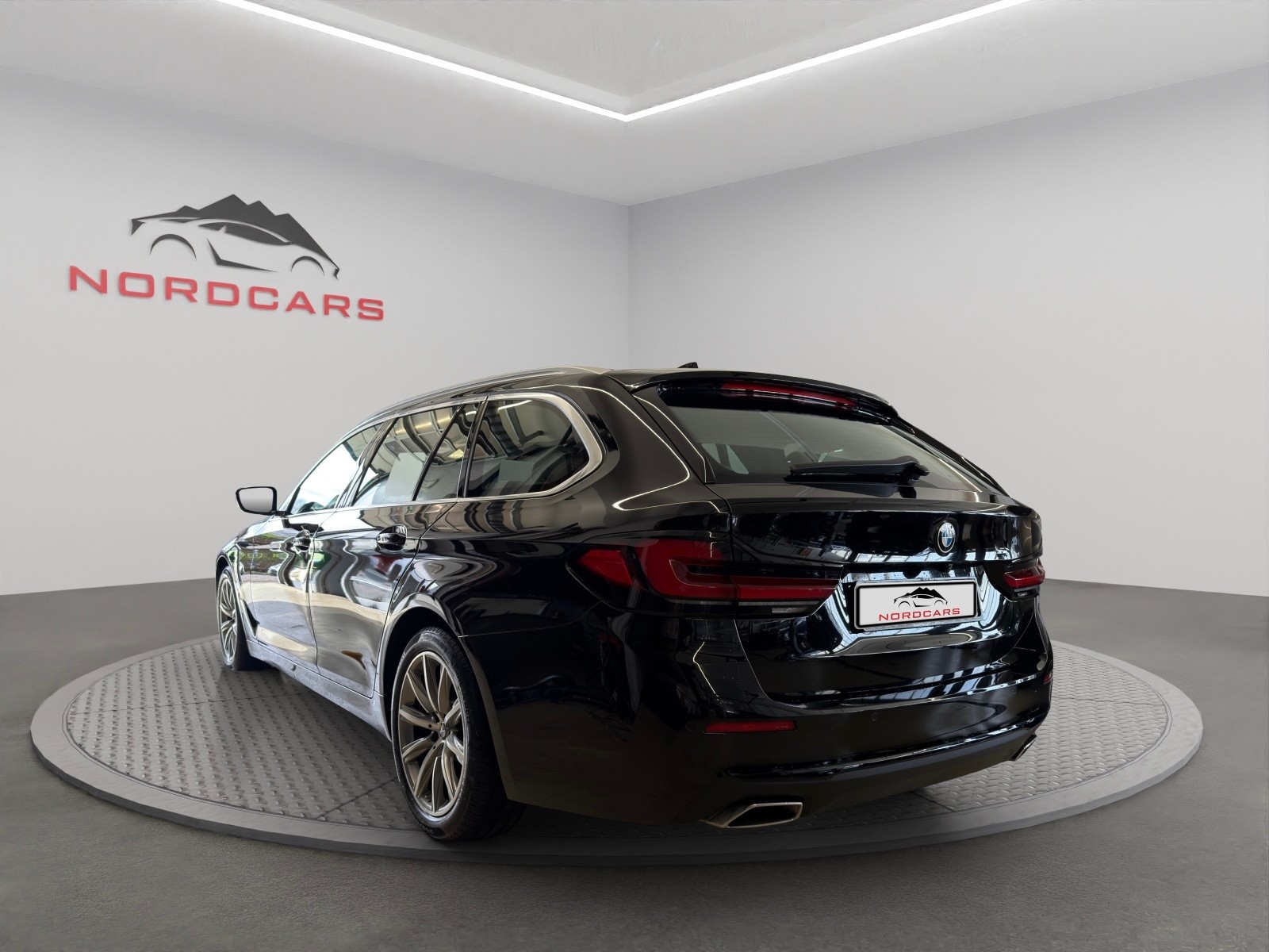 BMW 520d xDrive 48V Touring Steptronic-showroom-element-2