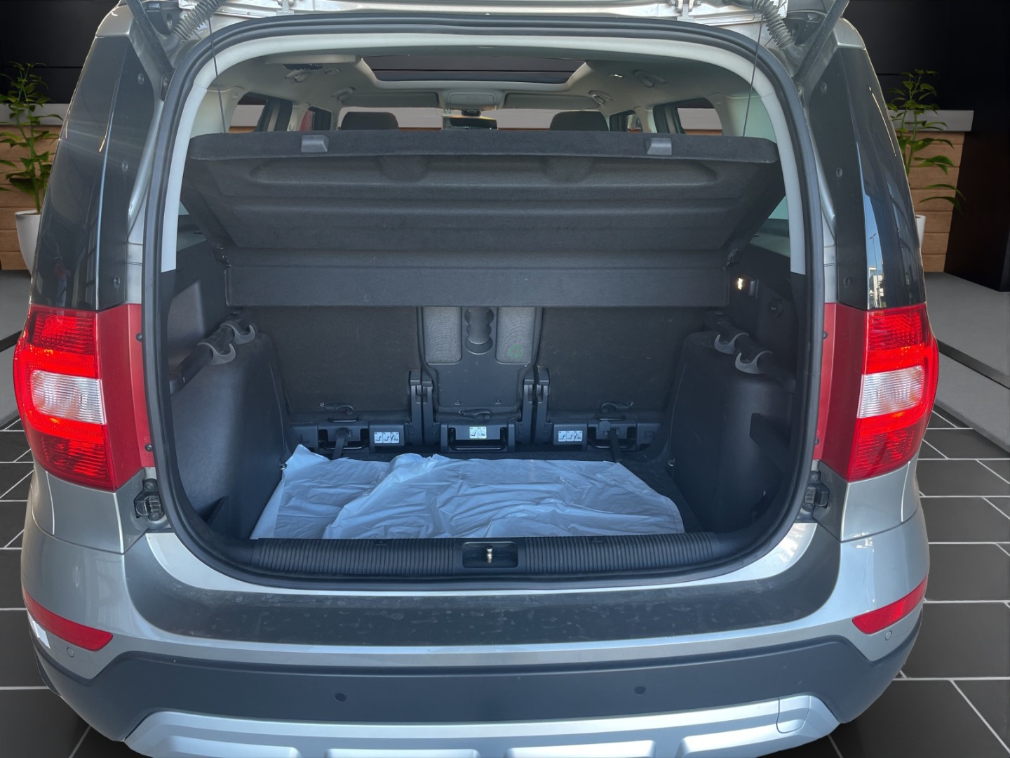 SKODA Yeti 2.0 TDI Outd.Adv.4x4-image-8