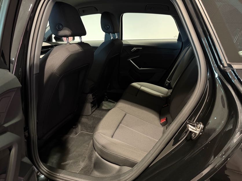 AUDI A3 Sportback 35 TFSI Attraction S-tronic-image-4