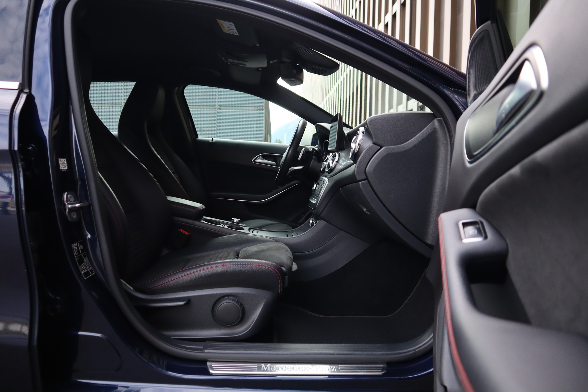 MERCEDES-BENZ GLA 250 AMG Line 4Matic 7G-DCT-image-10