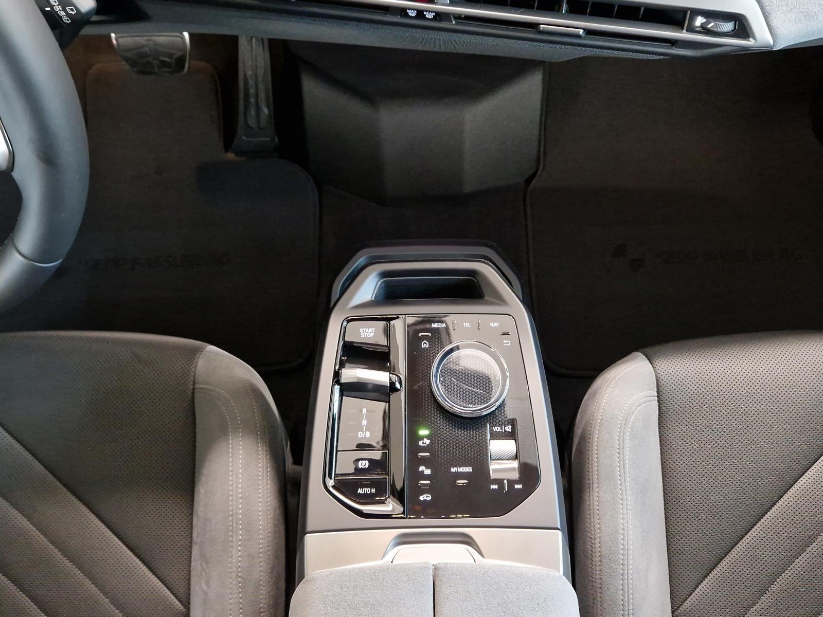 BMW iX xDrive60 M Sport Pro-image-14