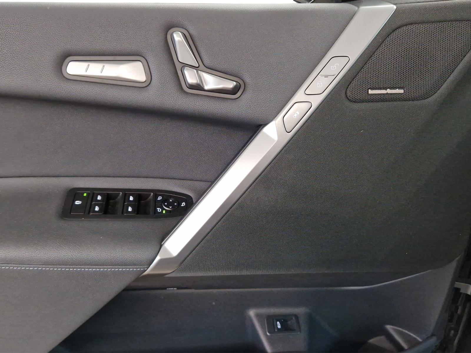 BMW iX xDrive60 M Sport Pro-image-15