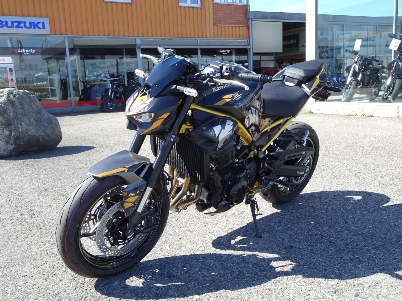 KAWASAKI Z 900 (35kW) Déco-showroom-element-3