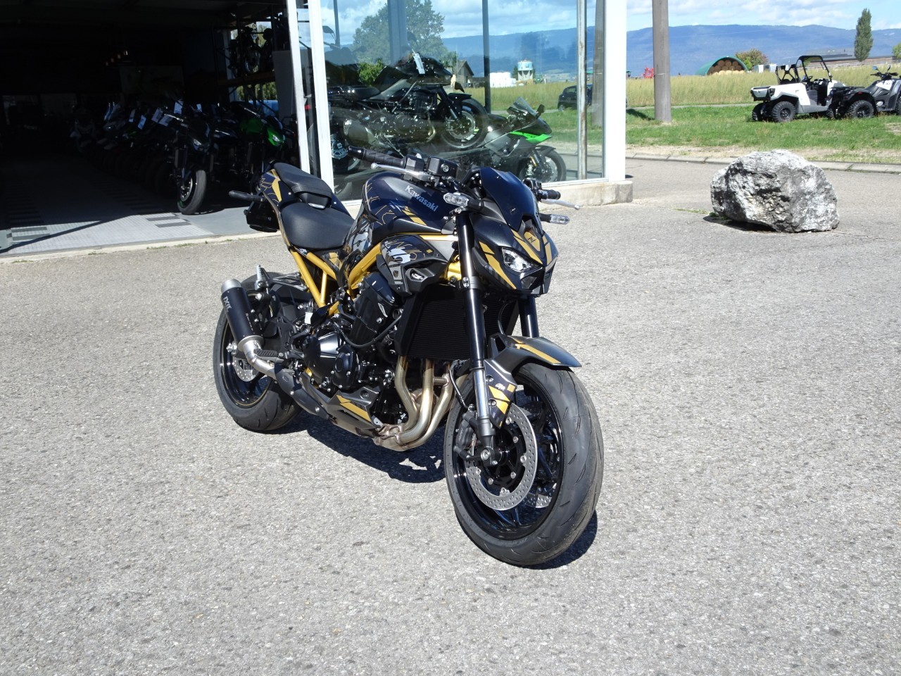 KAWASAKI Z 900 (35kW) Déco-showroom-element-1