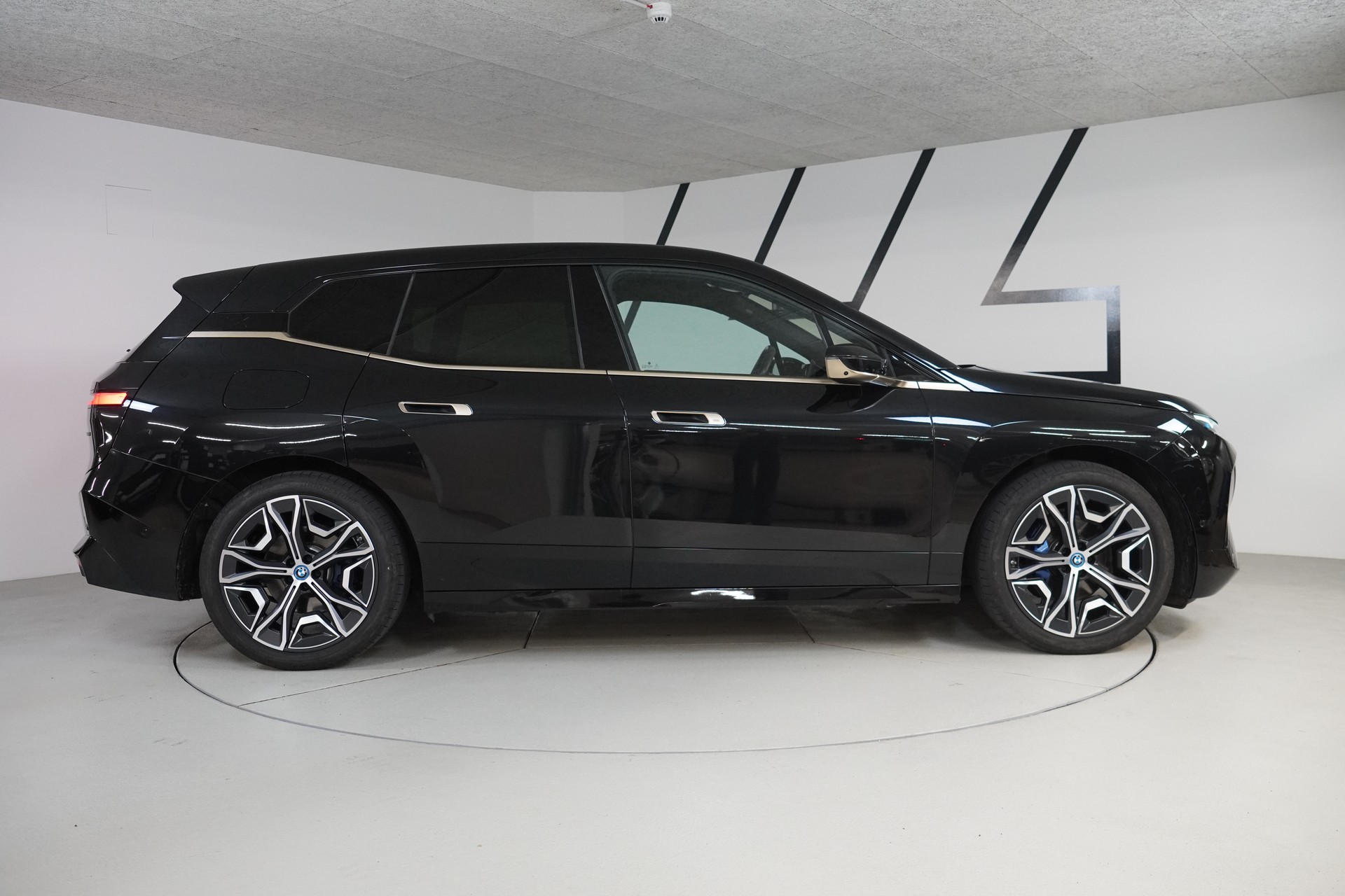 BMW iX xDrive40 Launch Edition-image-8