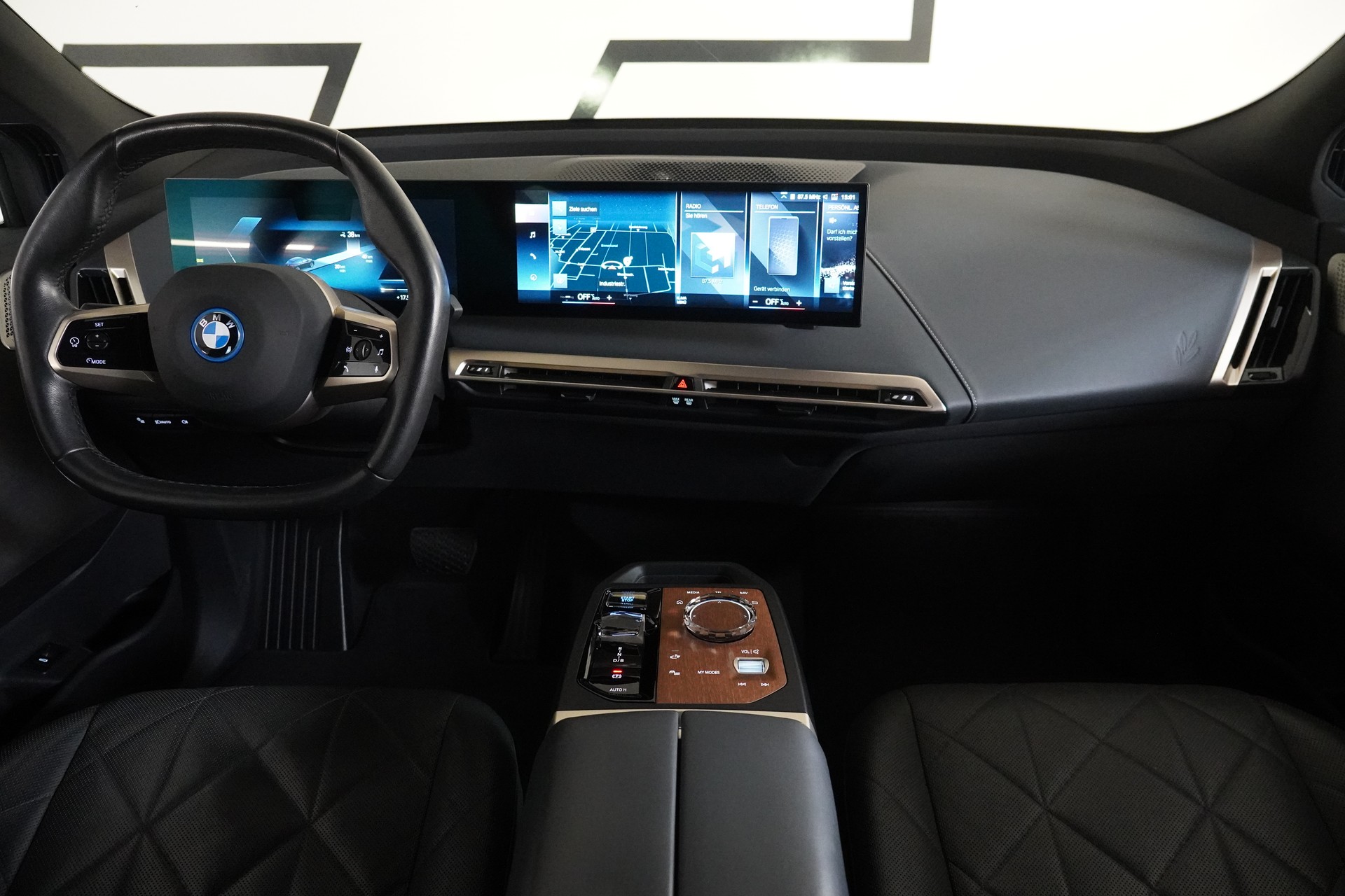 BMW iX xDrive40 Launch Edition-image-18