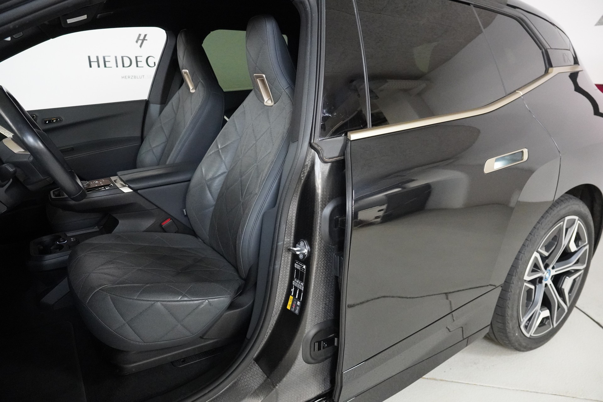 BMW iX xDrive40 Launch Edition-image-12