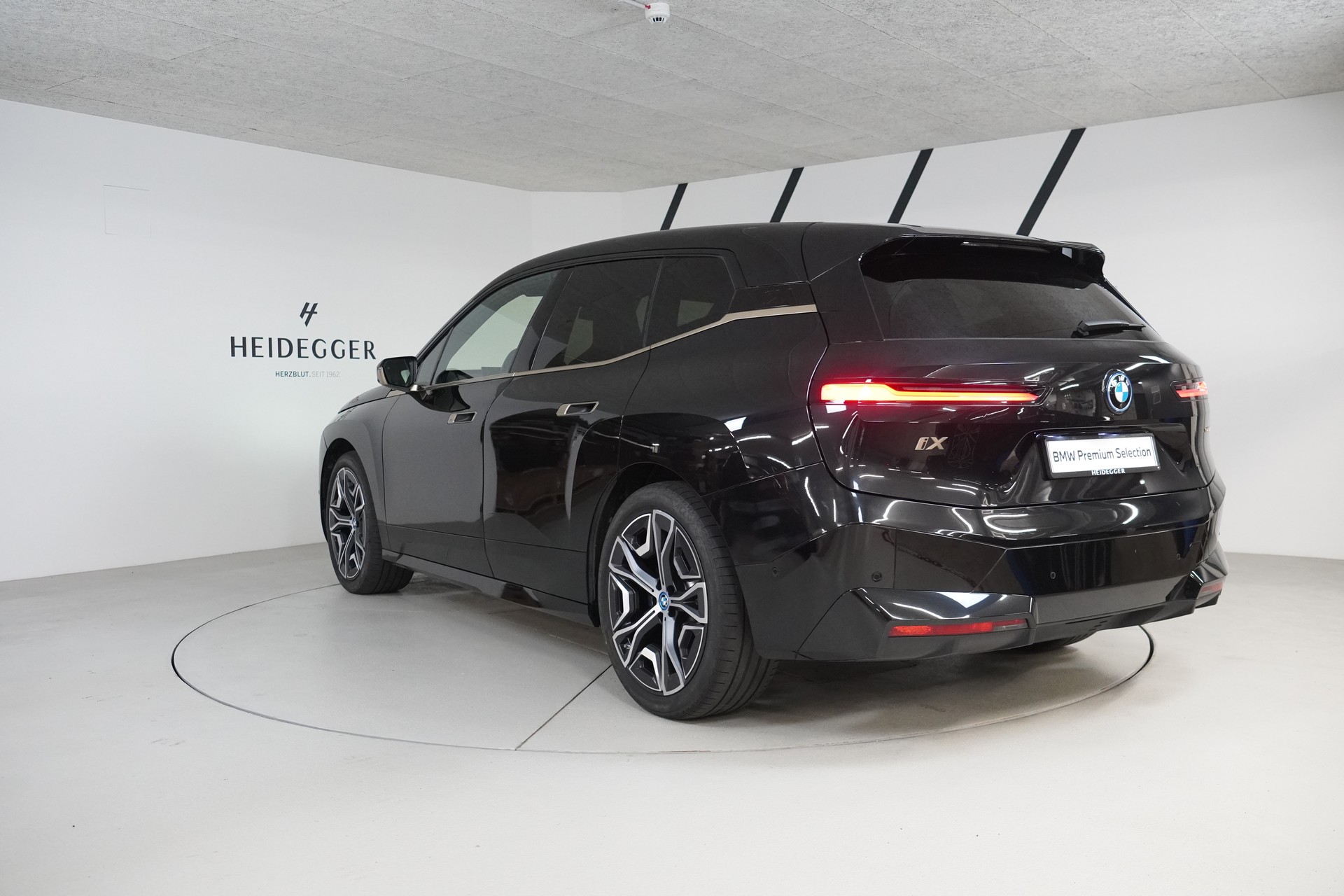 BMW iX xDrive40 Launch Edition-image-5