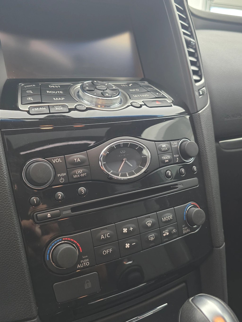 INFINITI QX70 3.7 S Premium AWD Automatic-image-15