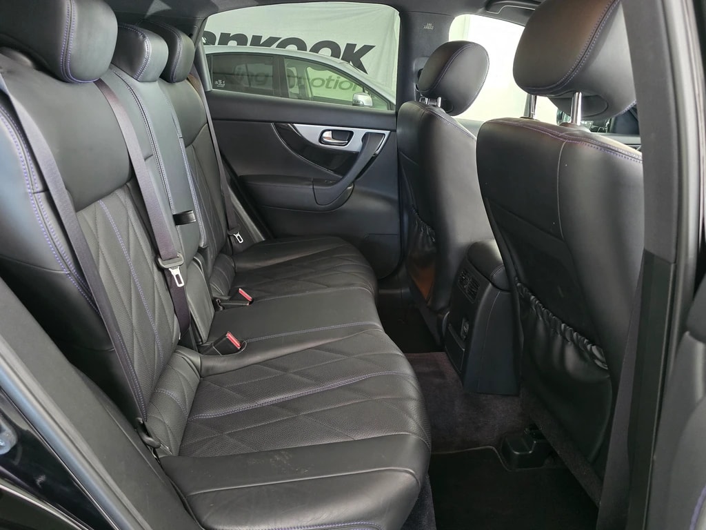 INFINITI QX70 3.7 S Premium AWD Automatic-image-12