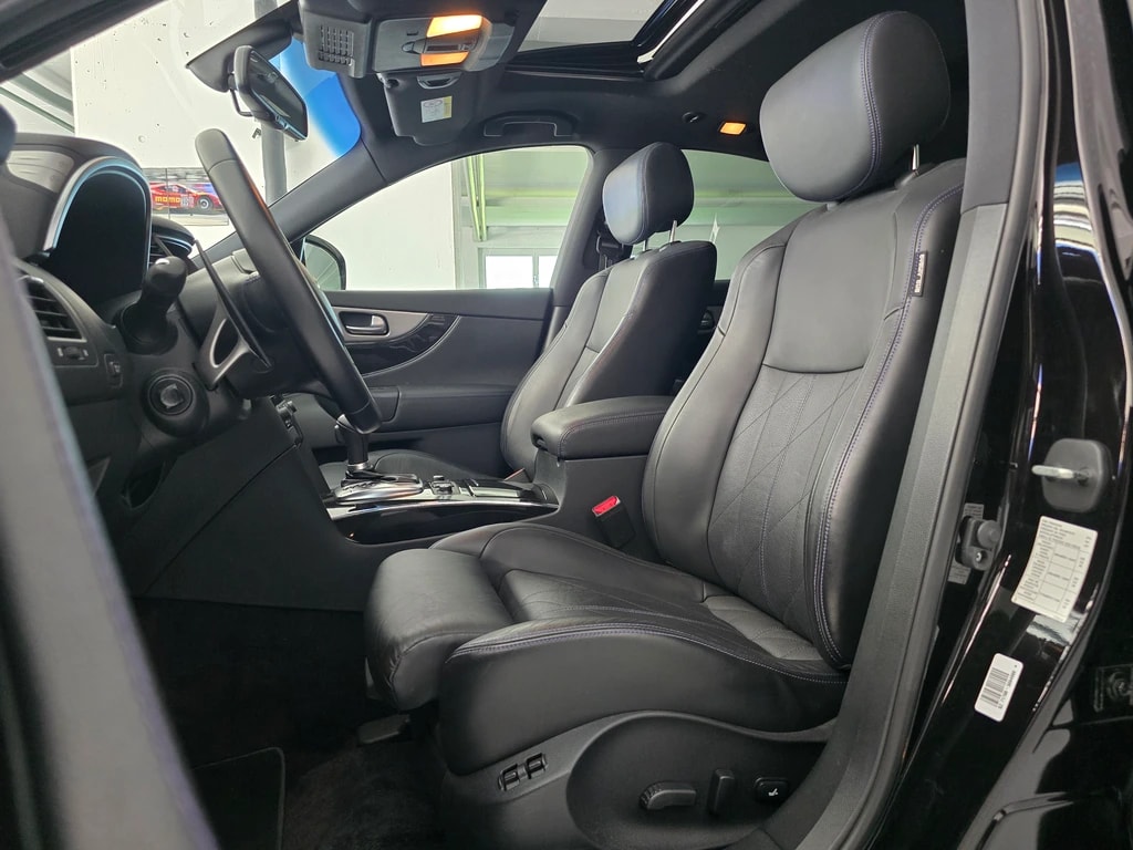 INFINITI QX70 3.7 S Premium AWD Automatic-image-8