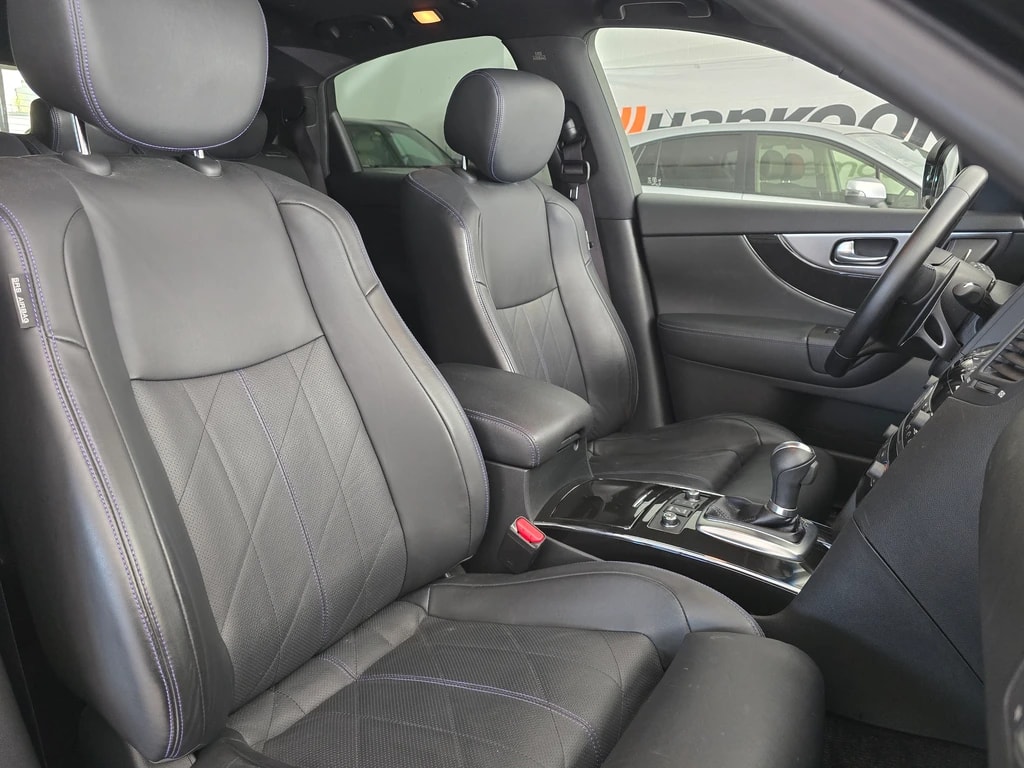 INFINITI QX70 3.7 S Premium AWD Automatic-image-10