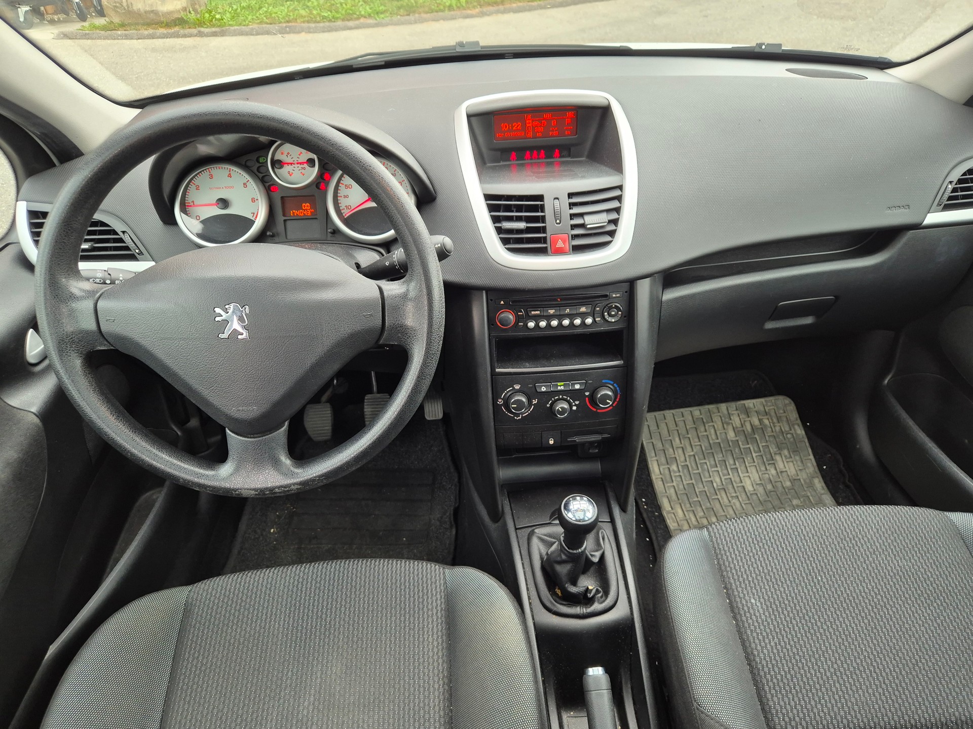 PEUGEOT 207 1.4 16V Swiss Edition-image-13