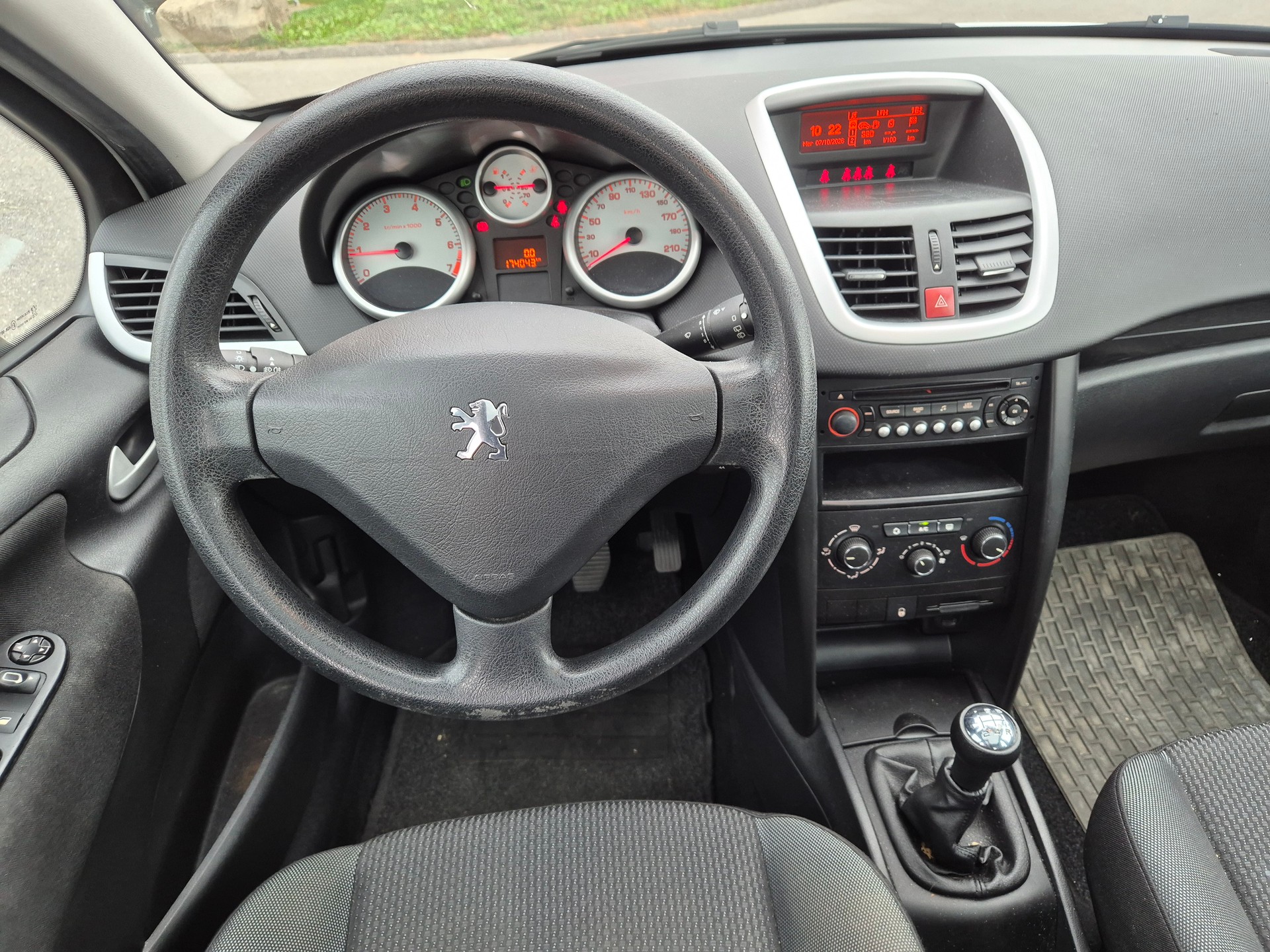 PEUGEOT 207 1.4 16V Swiss Edition-image-14