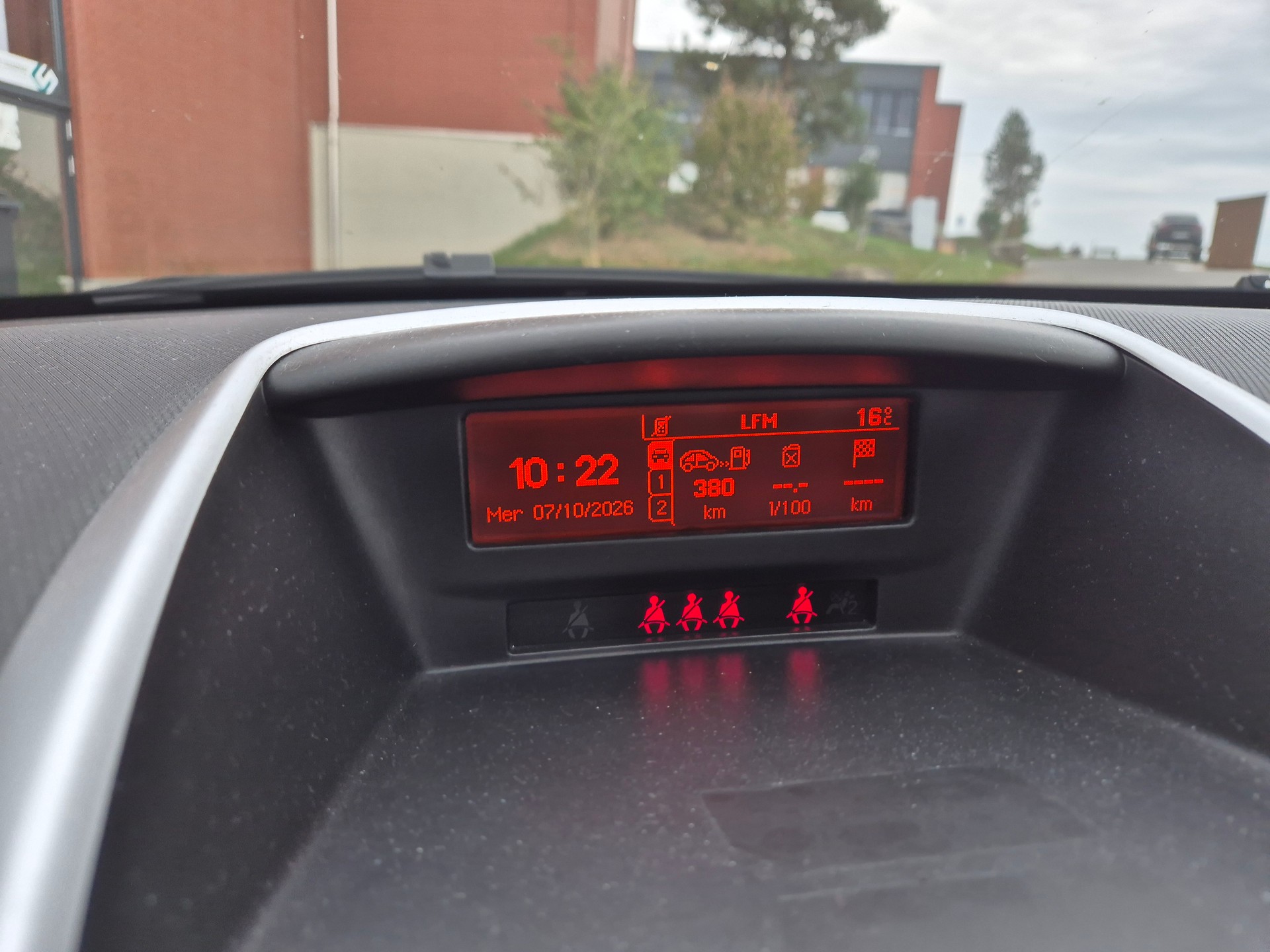PEUGEOT 207 1.4 16V Swiss Edition-image-16