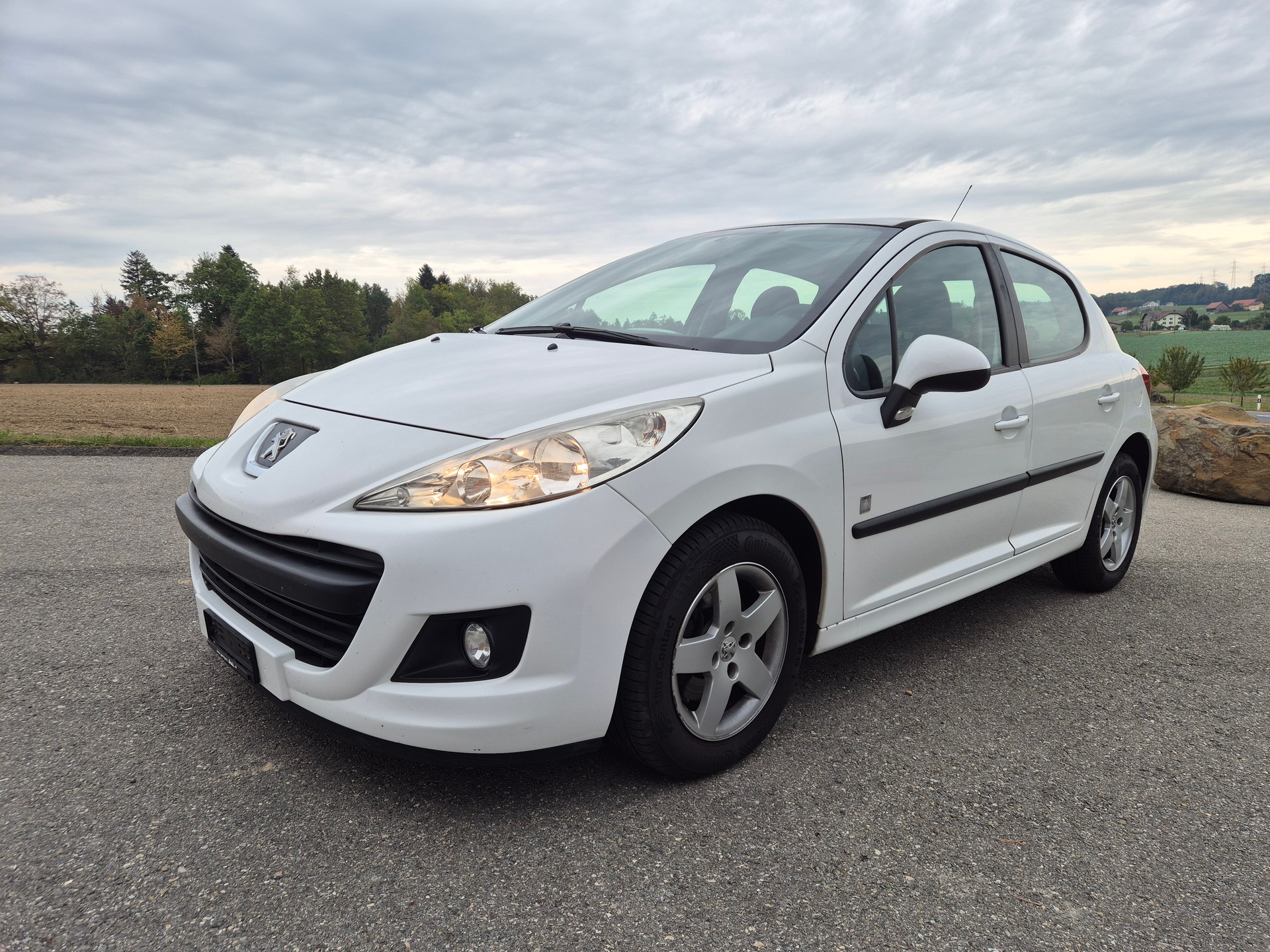 PEUGEOT 207 1.4 16V Swiss Edition-image-0