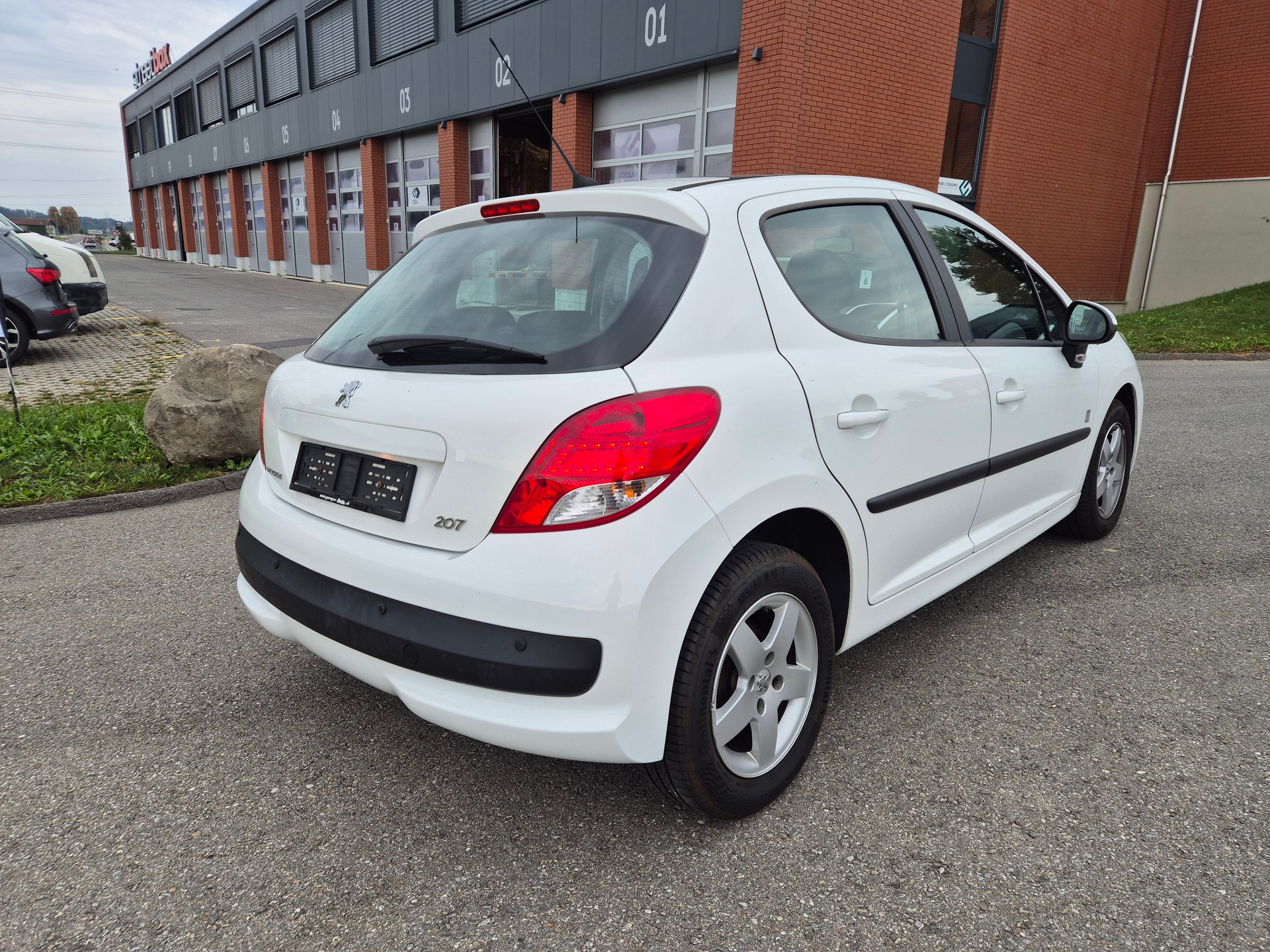 PEUGEOT 207 1.4 16V Swiss Edition-image-3