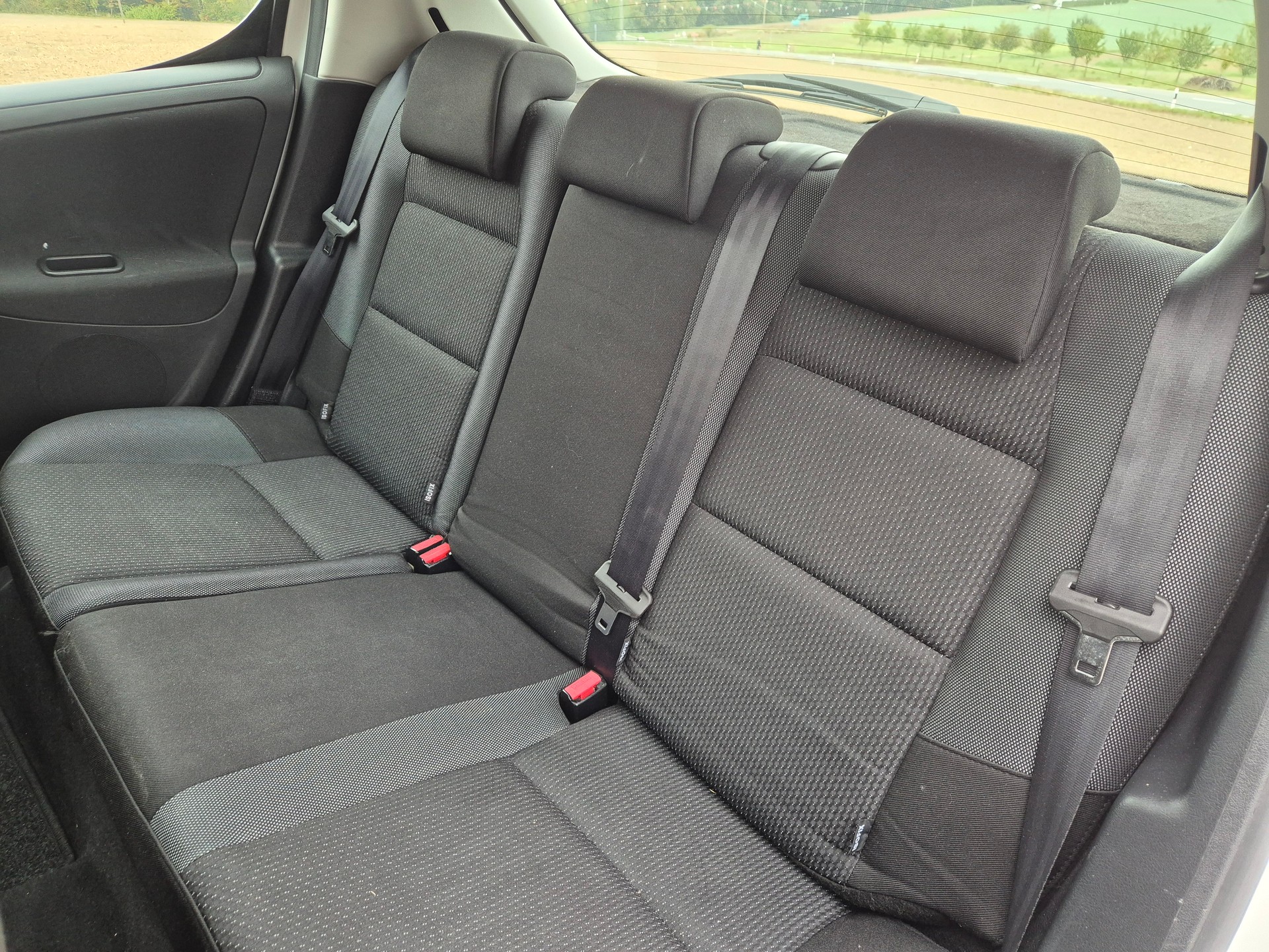 PEUGEOT 207 1.4 16V Swiss Edition-image-9