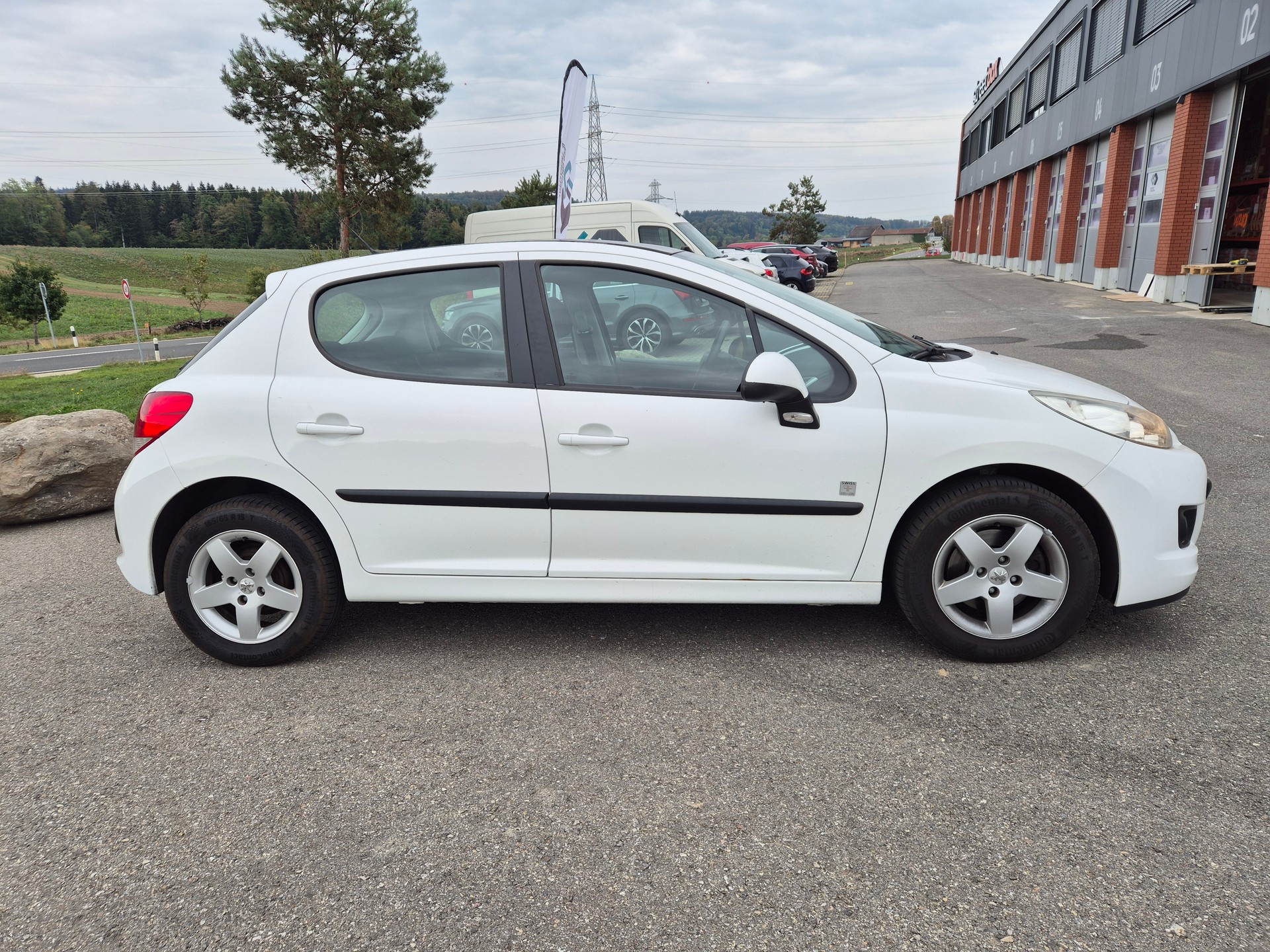 PEUGEOT 207 1.4 16V Swiss Edition-image-4