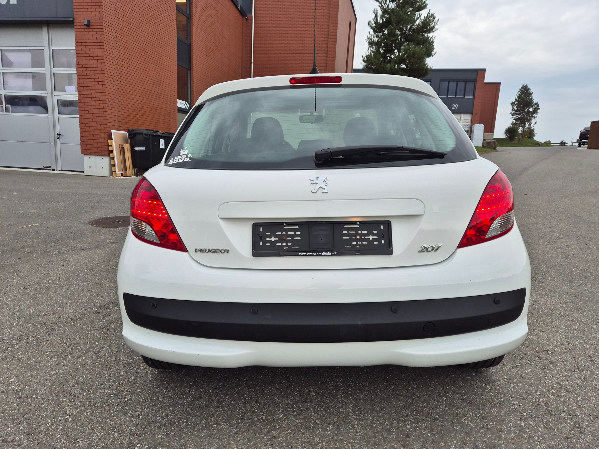PEUGEOT 207 1.4 16V Swiss Edition-image-2