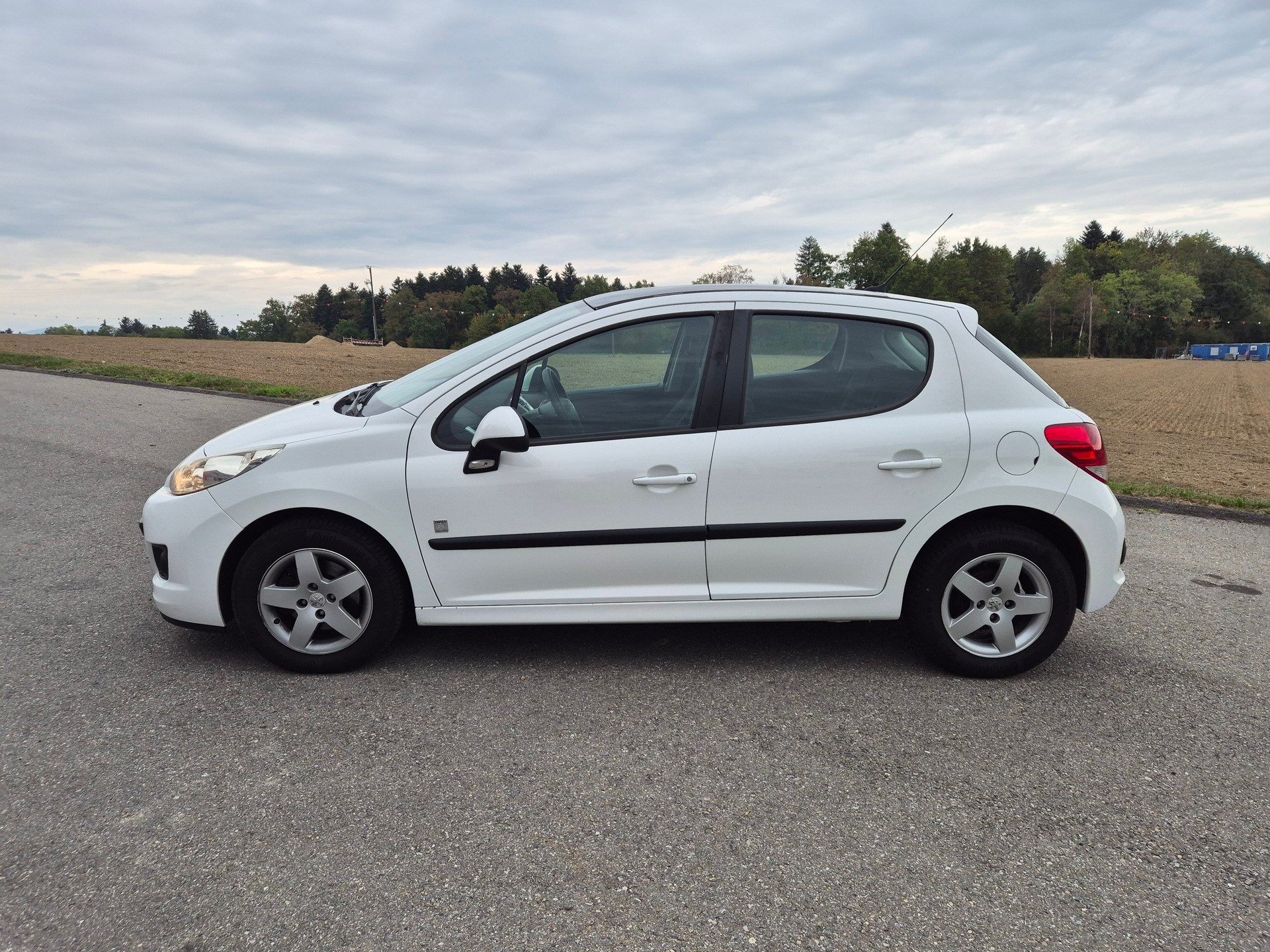 PEUGEOT 207 1.4 16V Swiss Edition-image-1
