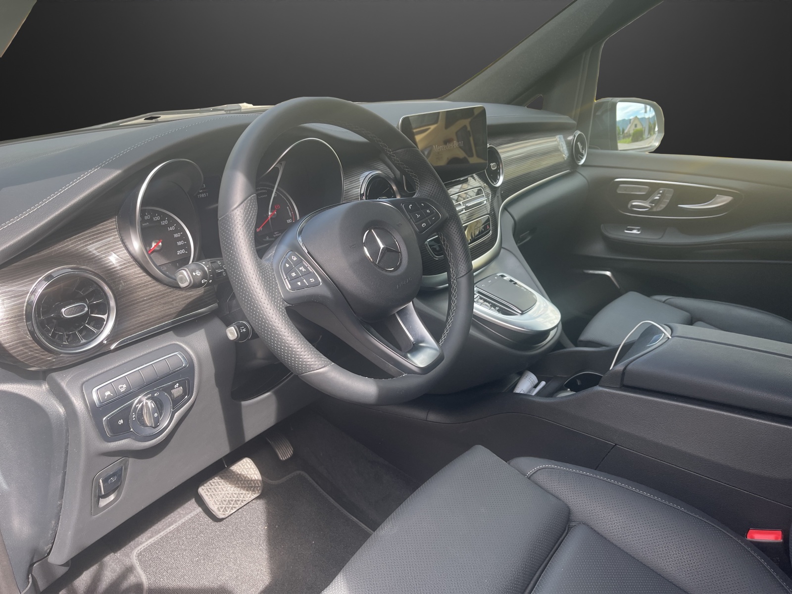 MERCEDES-BENZ EQV 300 lang-image-8