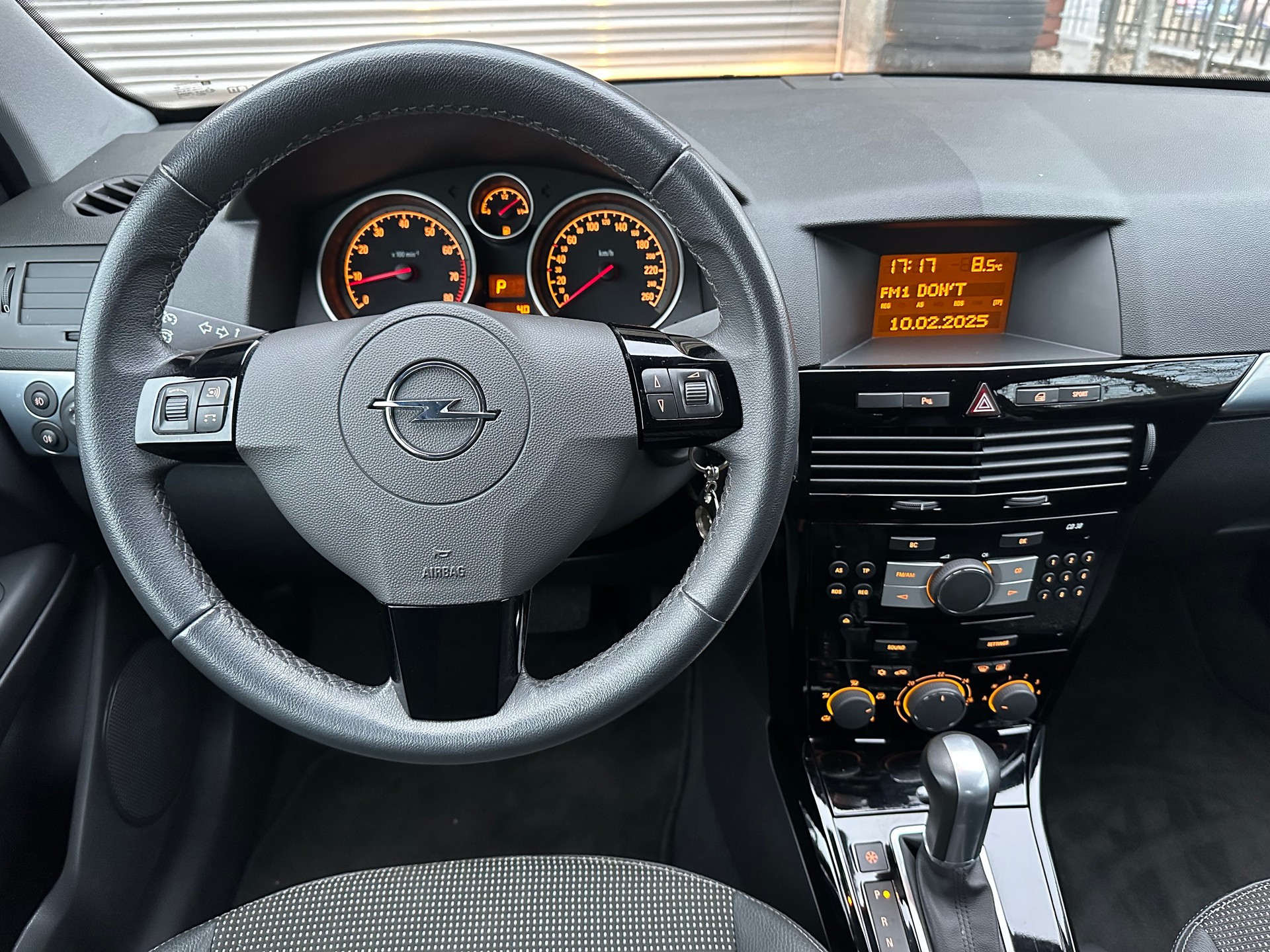 OPEL Astra GTC 1.8i 16V Cosmo-image-10
