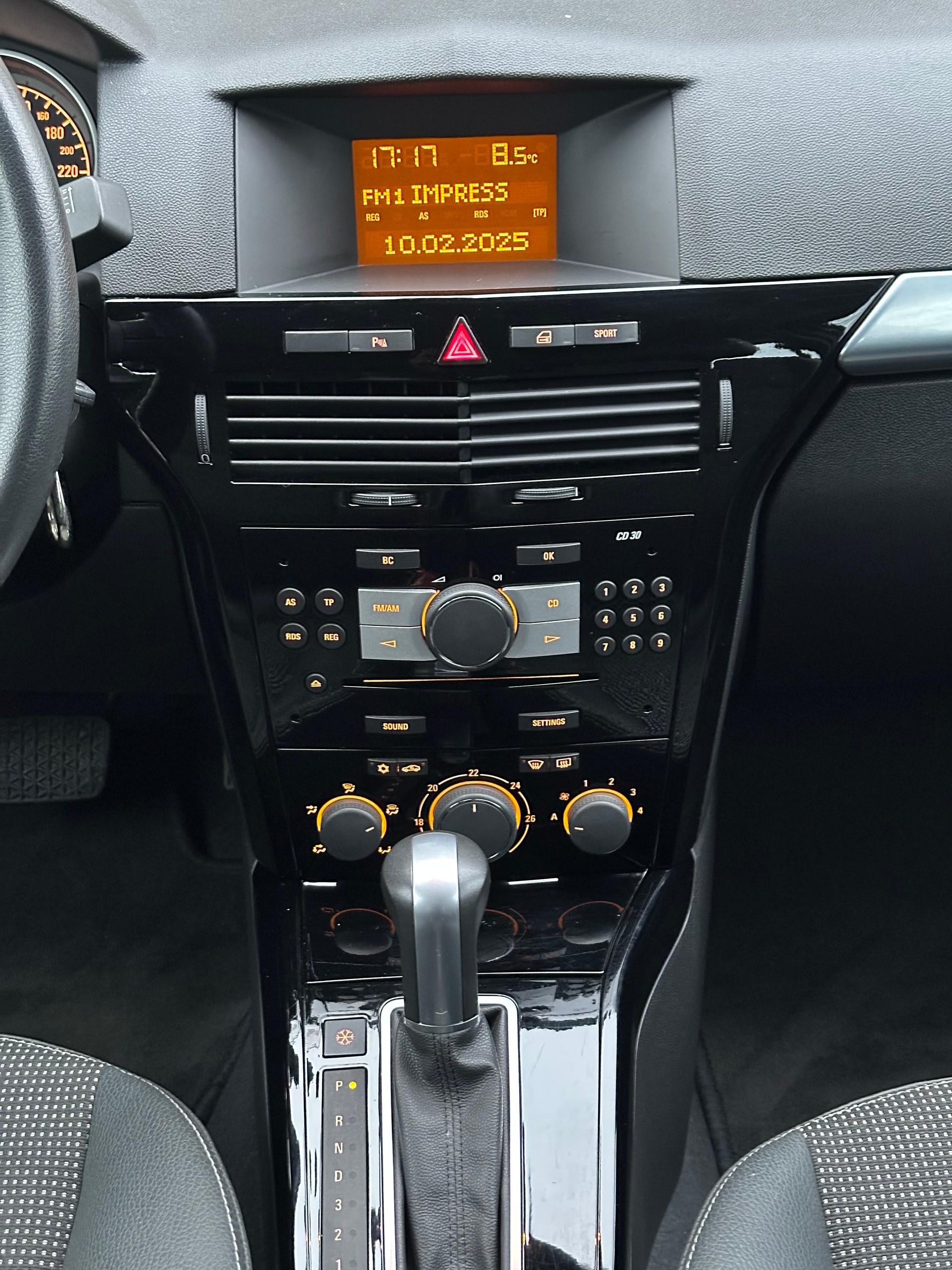 OPEL Astra GTC 1.8i 16V Cosmo-image-17