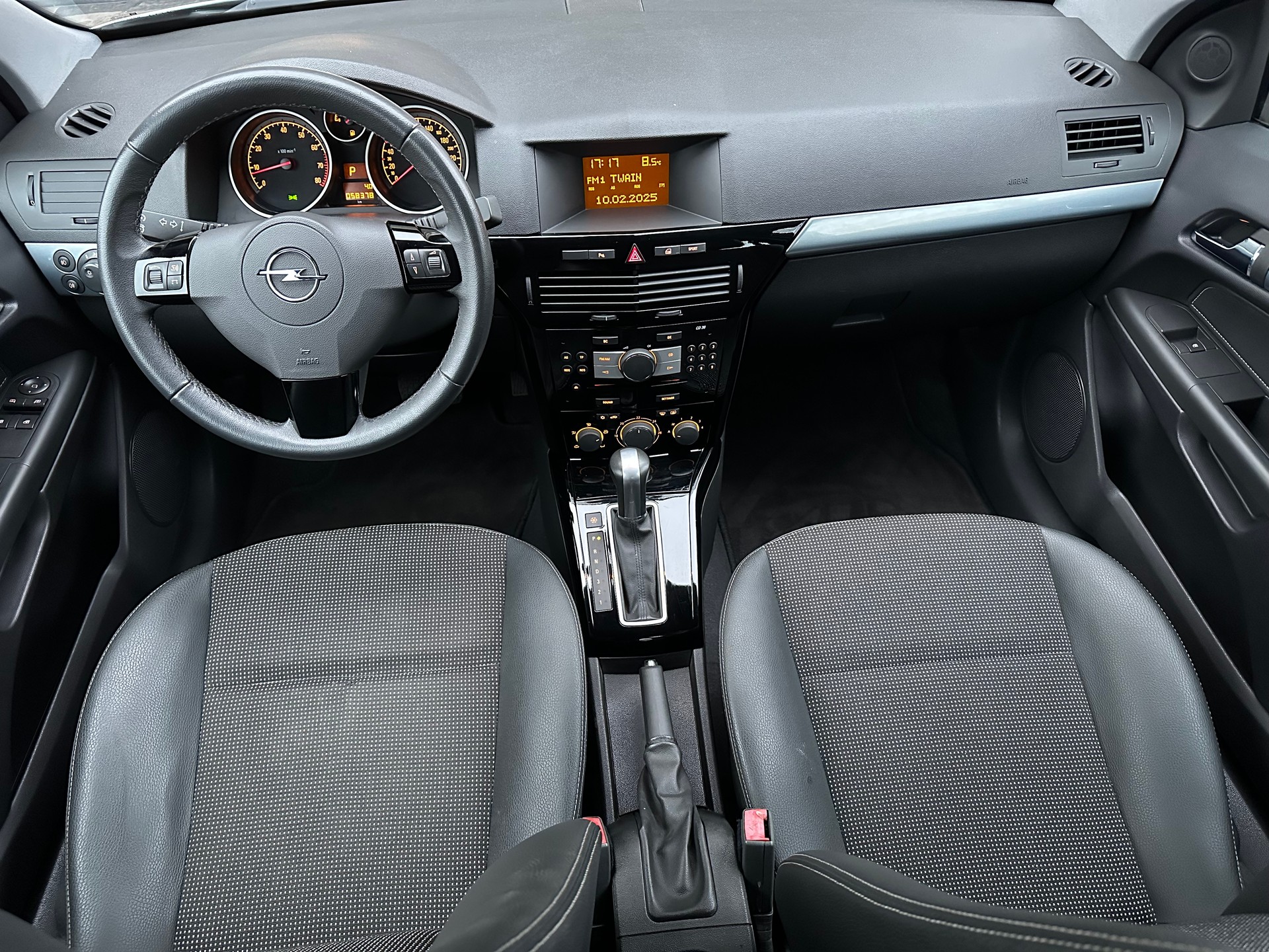 OPEL Astra GTC 1.8i 16V Cosmo-image-8