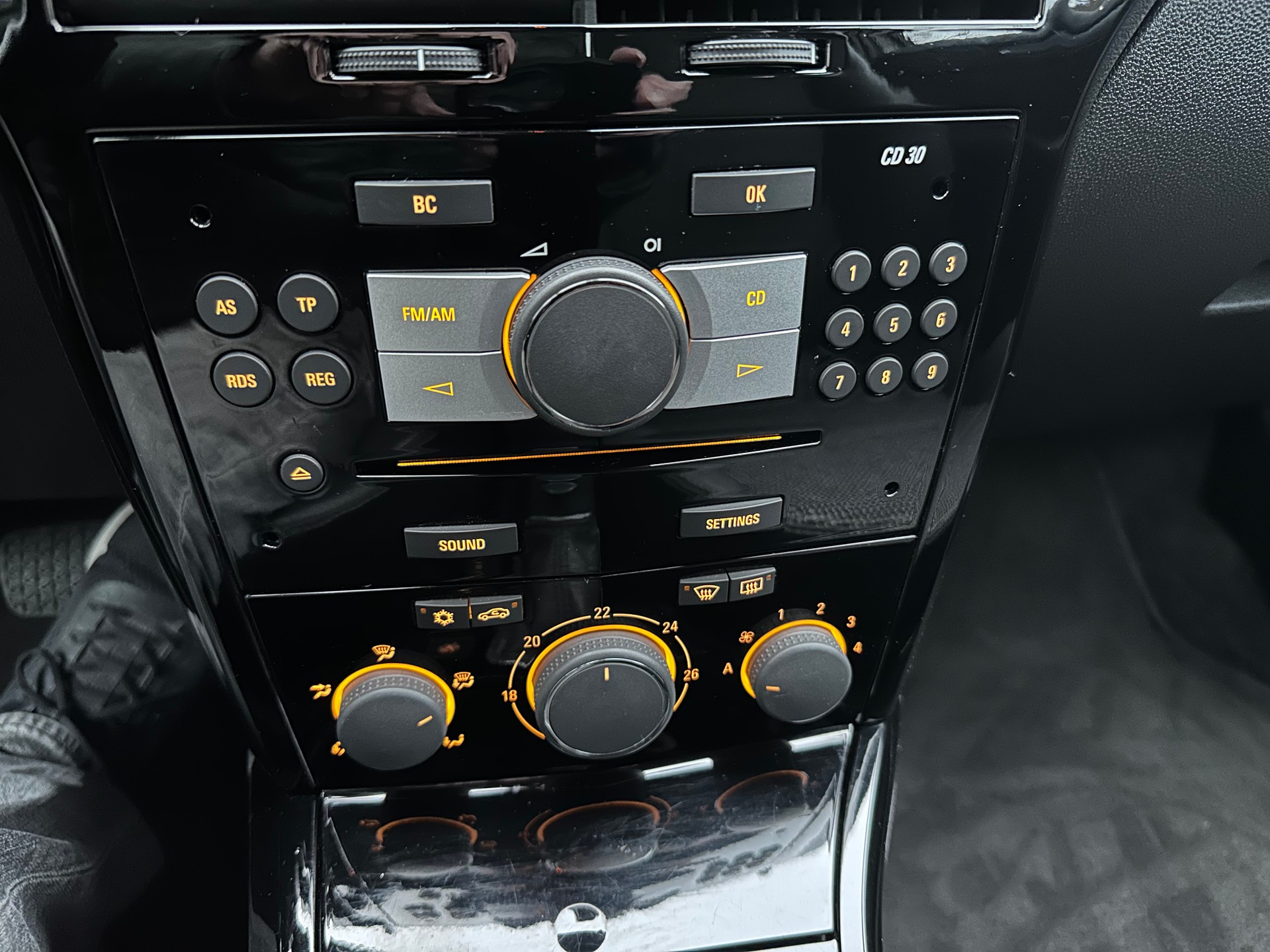 OPEL Astra GTC 1.8i 16V Cosmo-image-18