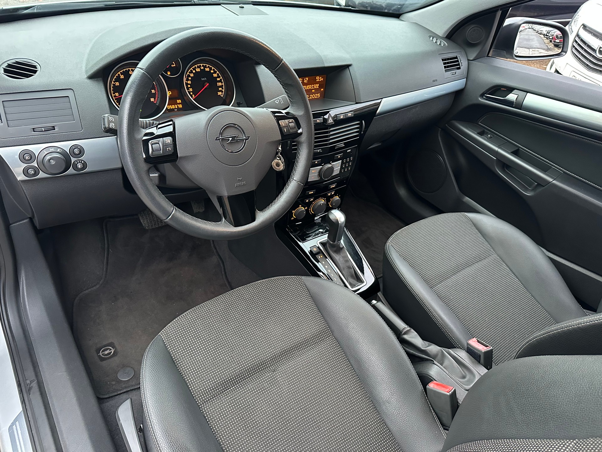 OPEL Astra GTC 1.8i 16V Cosmo-image-9