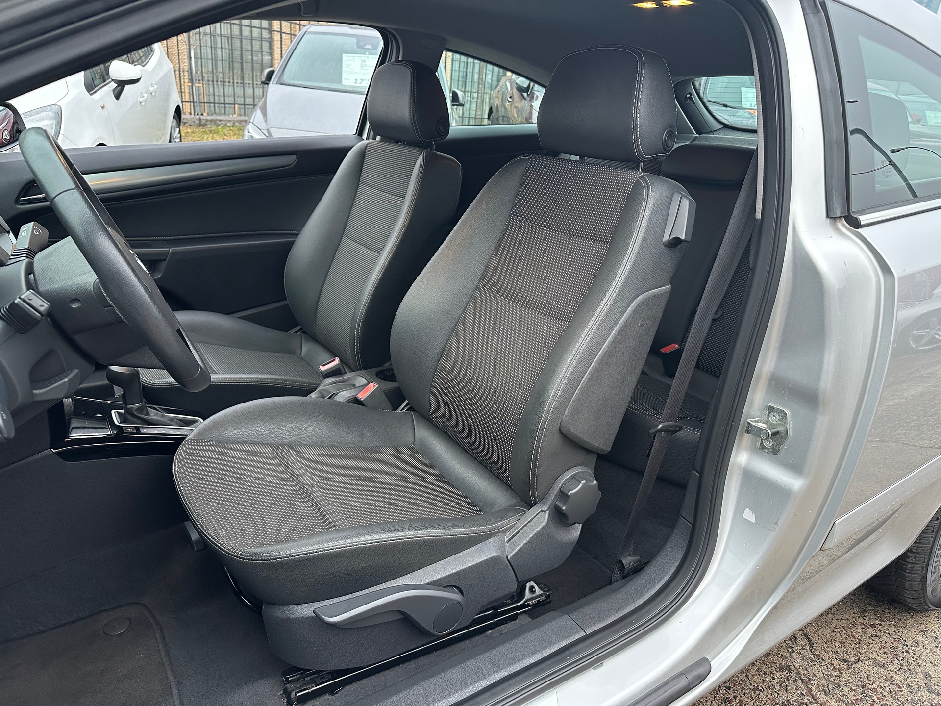 OPEL Astra GTC 1.8i 16V Cosmo-image-12