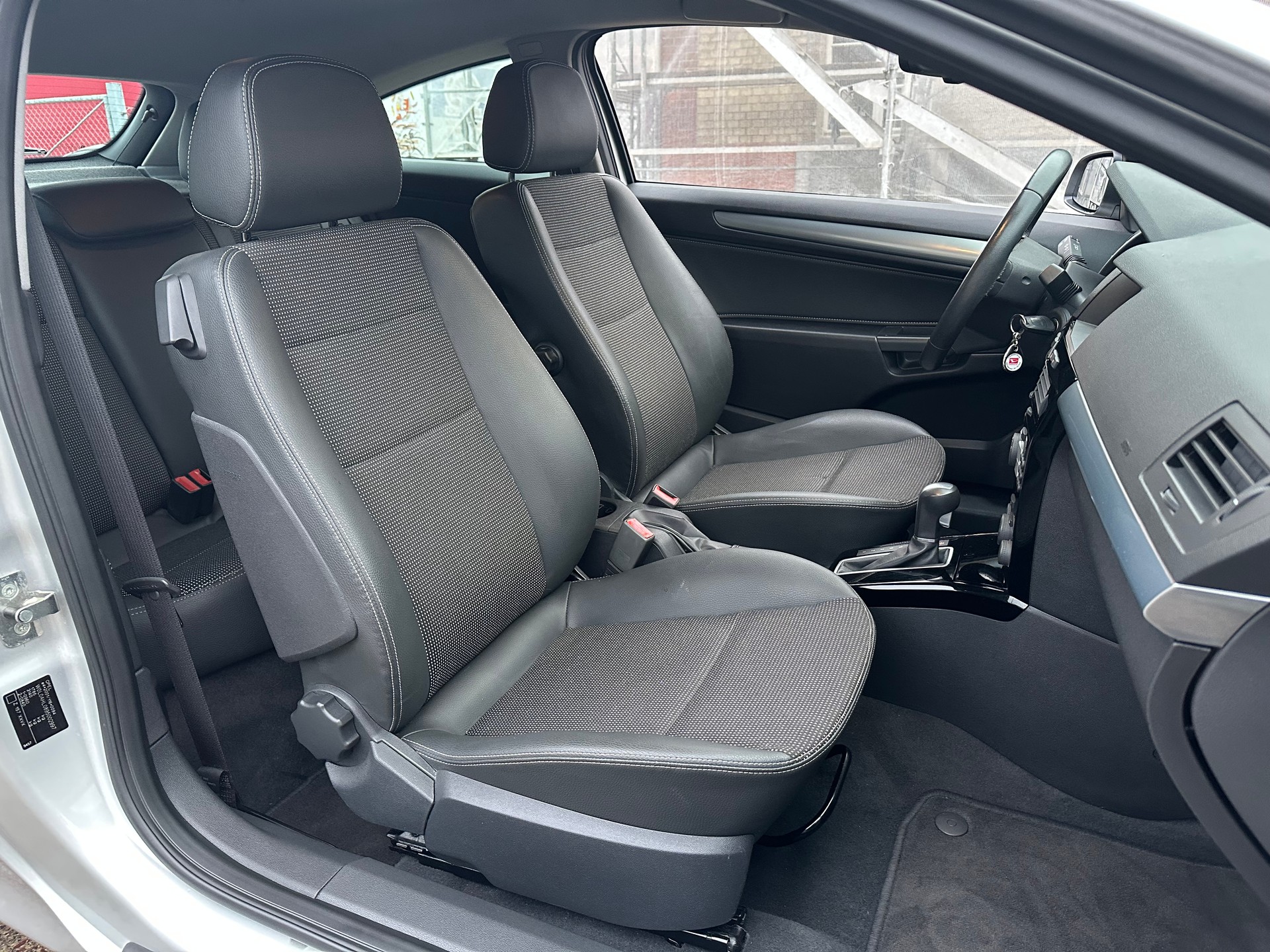 OPEL Astra GTC 1.8i 16V Cosmo-image-13