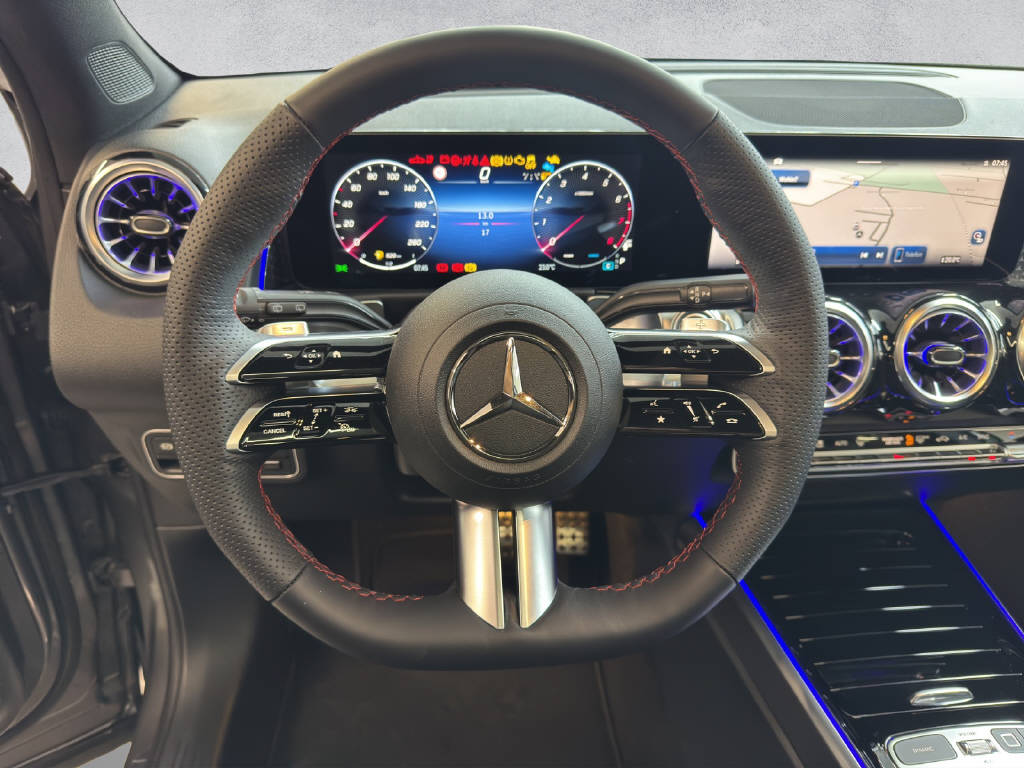 MERCEDES-BENZ GLB 200 AMG Line-image-12
